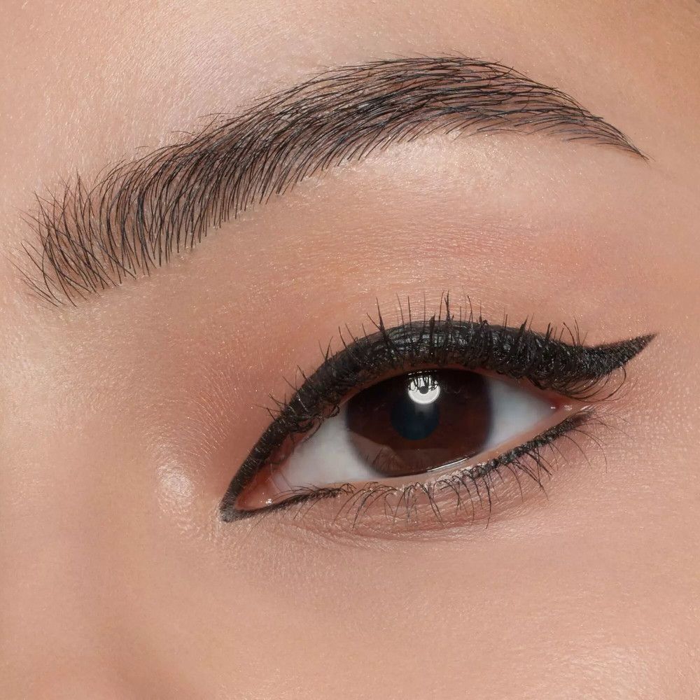 Œil avec trait d'eyeliner noir. Le trait longe la ligne des cils supérieurs.
