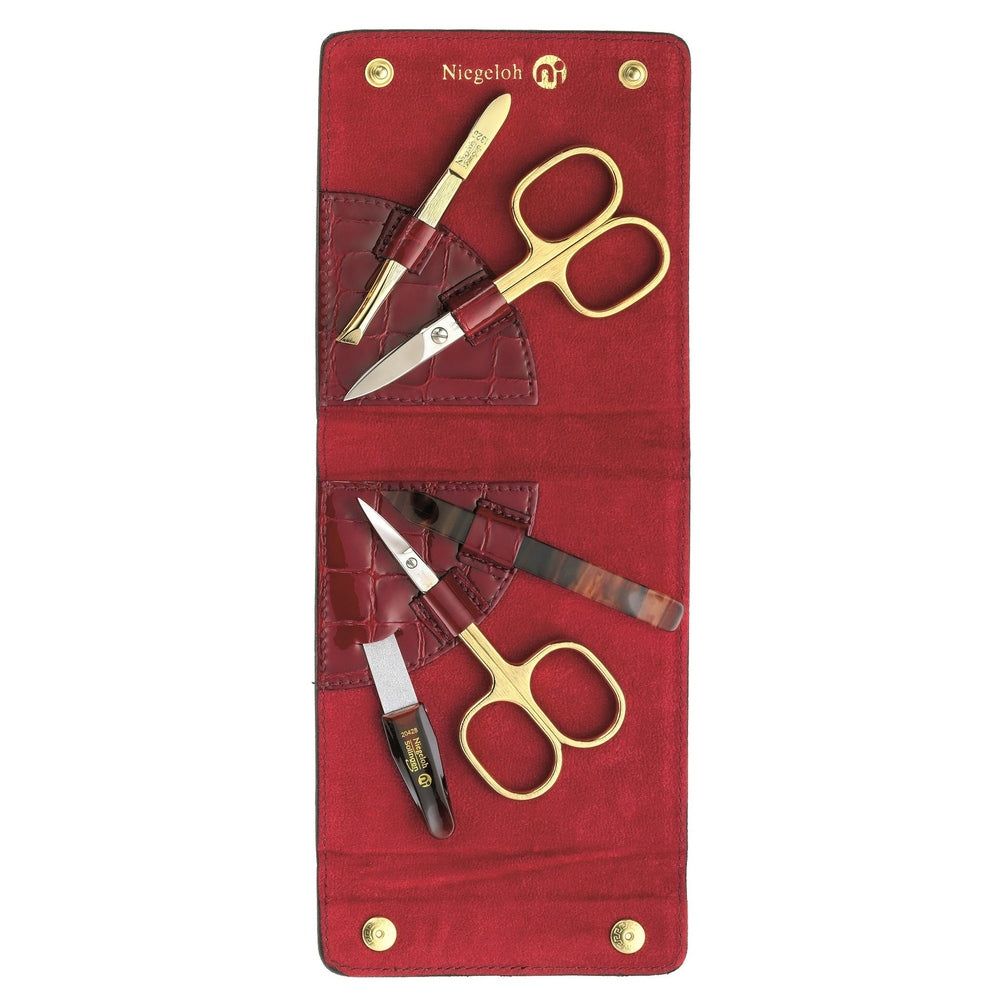 Rode leren etui met gouden schaar, nagelvijl en pincet. Merk Niegeloh.