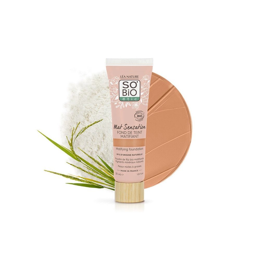 Roze tube SO'BiO étic, Mat Sensation. Foundation. Houten dop. Product met foundation-staal en planten.