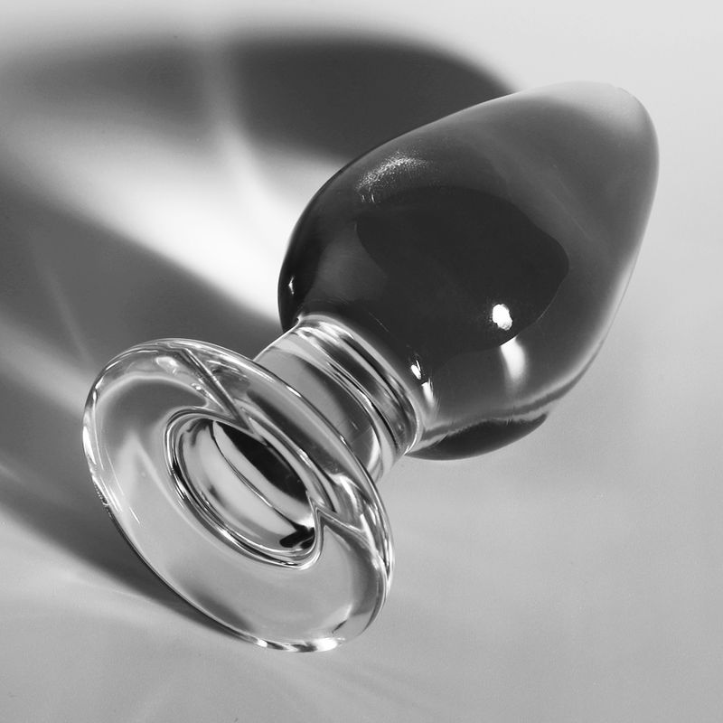 Un plug anal en verre transparent avec une base large.