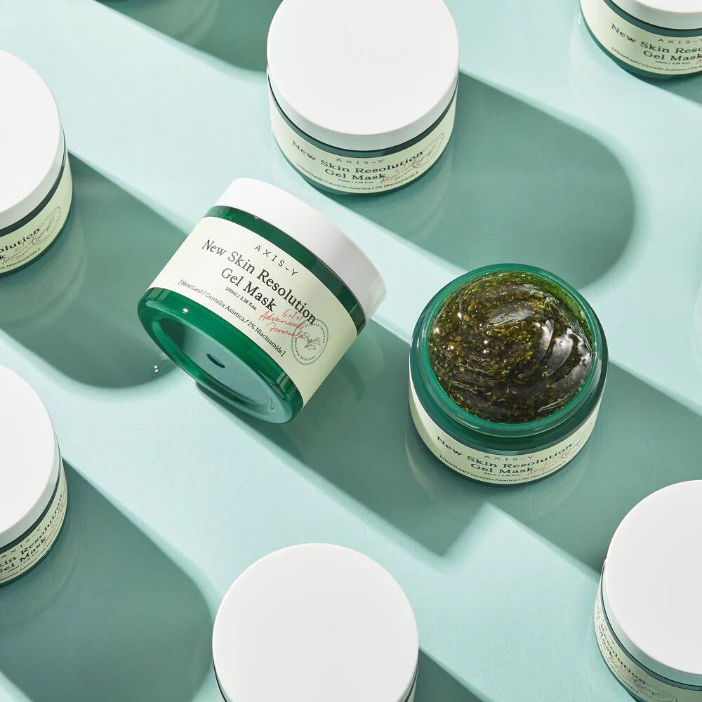 Plusieurs Axis-Y New Skin Resolution Gel Masks sur fond bleu clair.