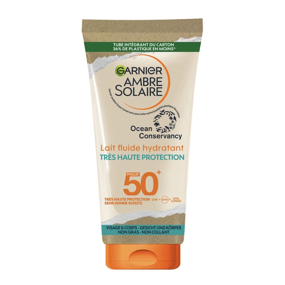 Tube de crème solaire Garnier Ambre Solaire, SPF 50+. Texte en français, allemand et anglais. Emballage avec carton.