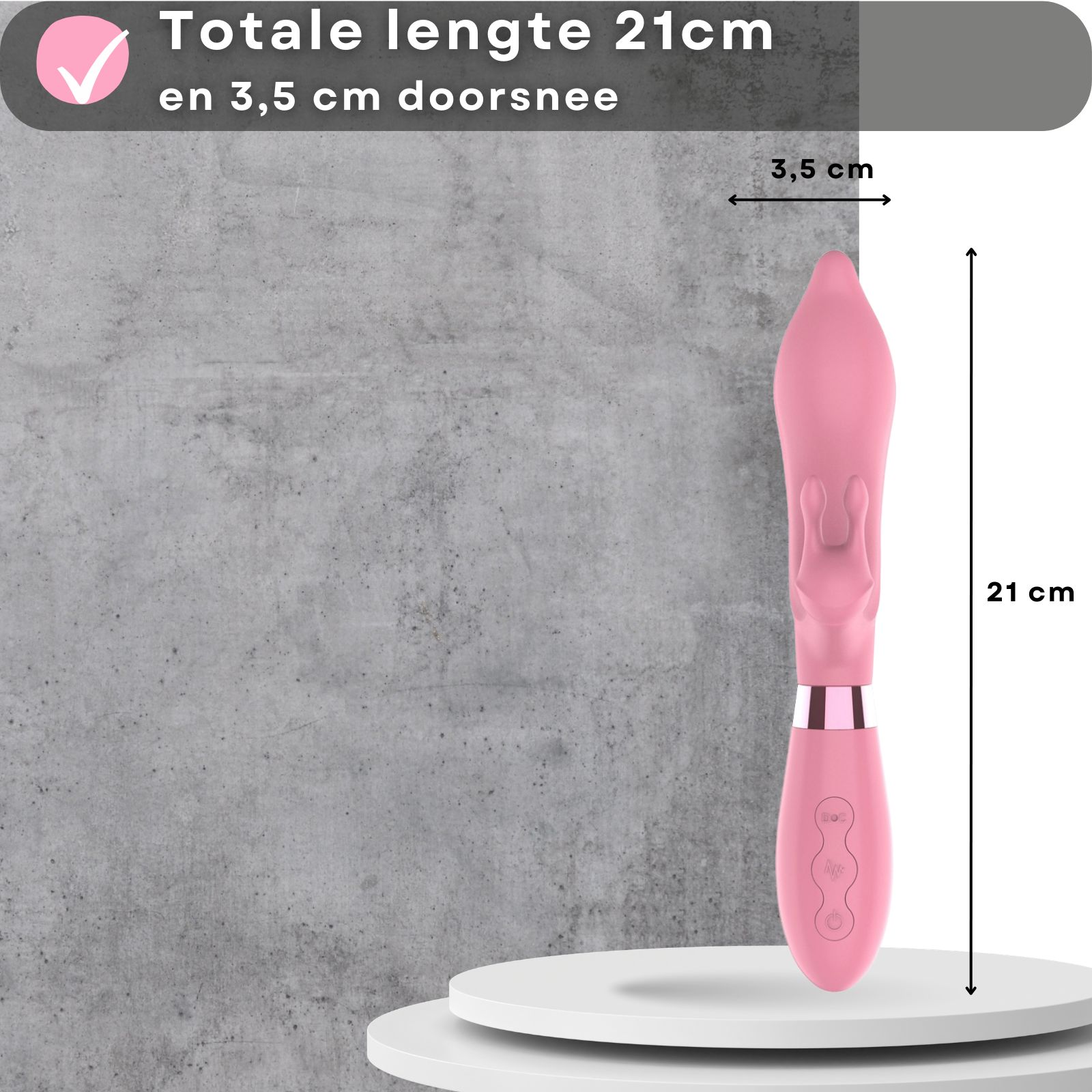 Roze vibrator, 21cm lang, 3,5cm diameter. Op wit voetstuk.