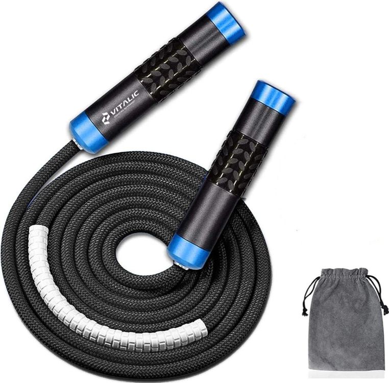 Corde à sauter noire avec poignées bleues et sac de rangement gris. La corde est enroulée.
