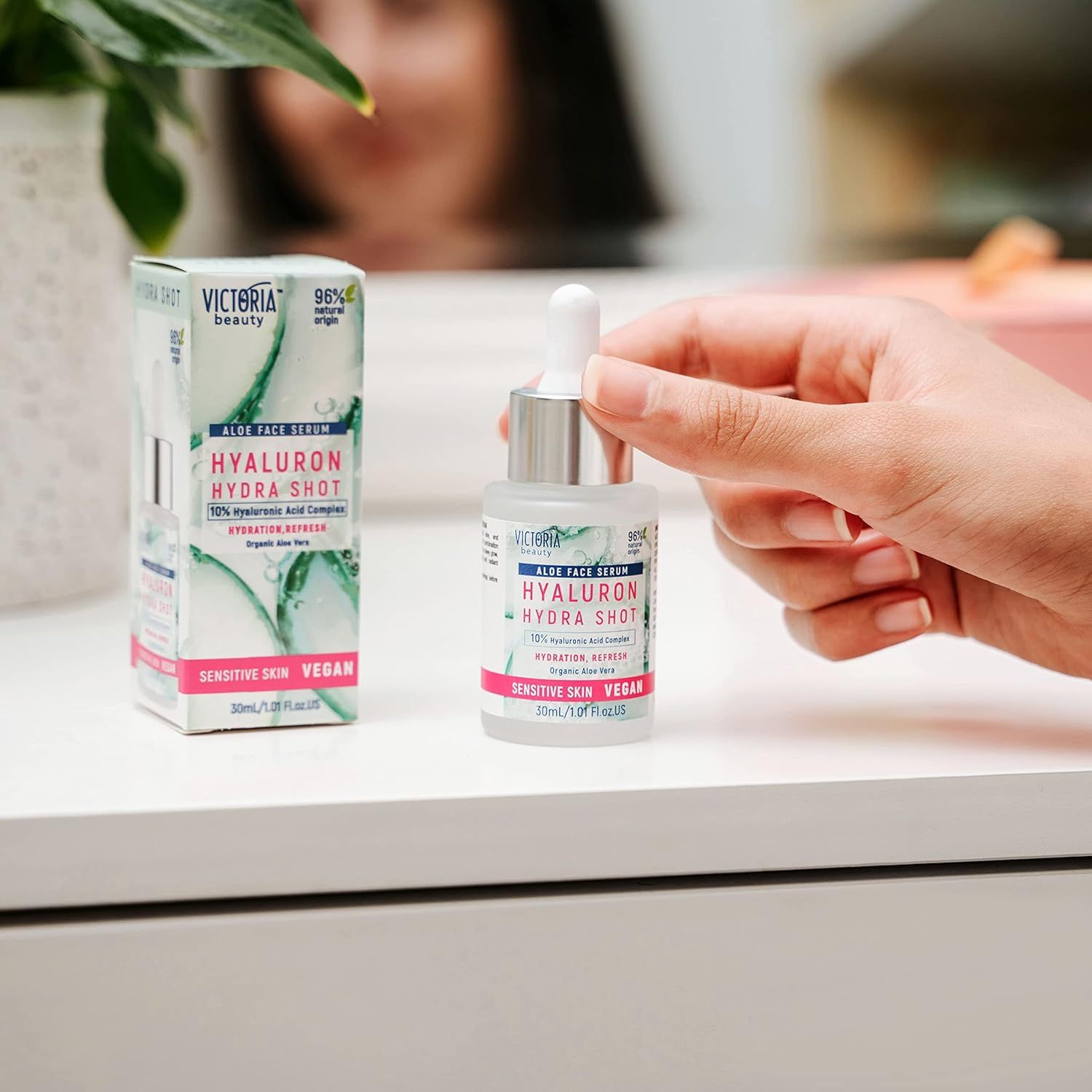 Victoria Beauty Hyaluron Hydra Shot serum met druppelaar en verpakking.