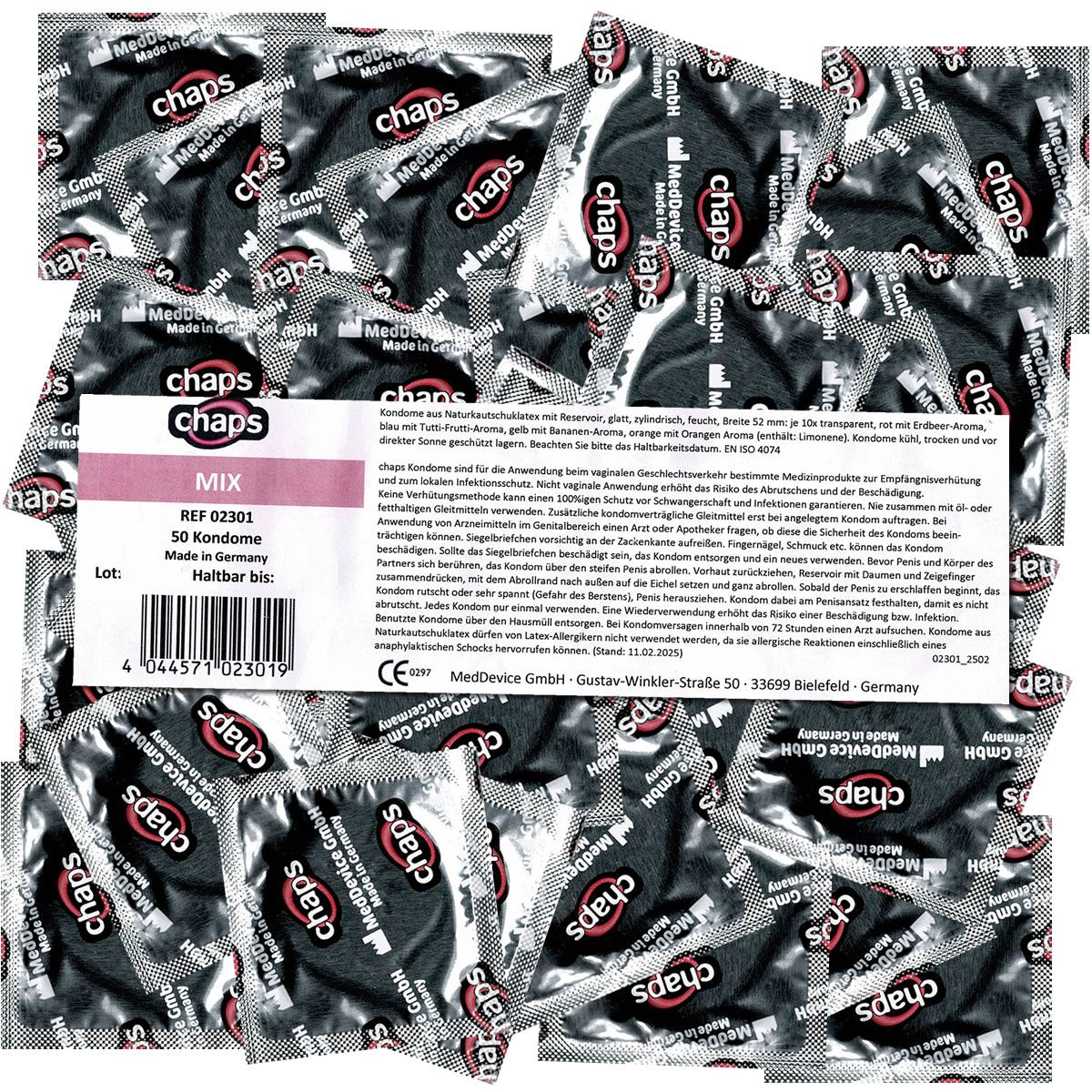 Meerdere condooms in individuele verpakkingen. Merk "chaps". Verpakking met productinformatie: "MIX", "50 condooms".