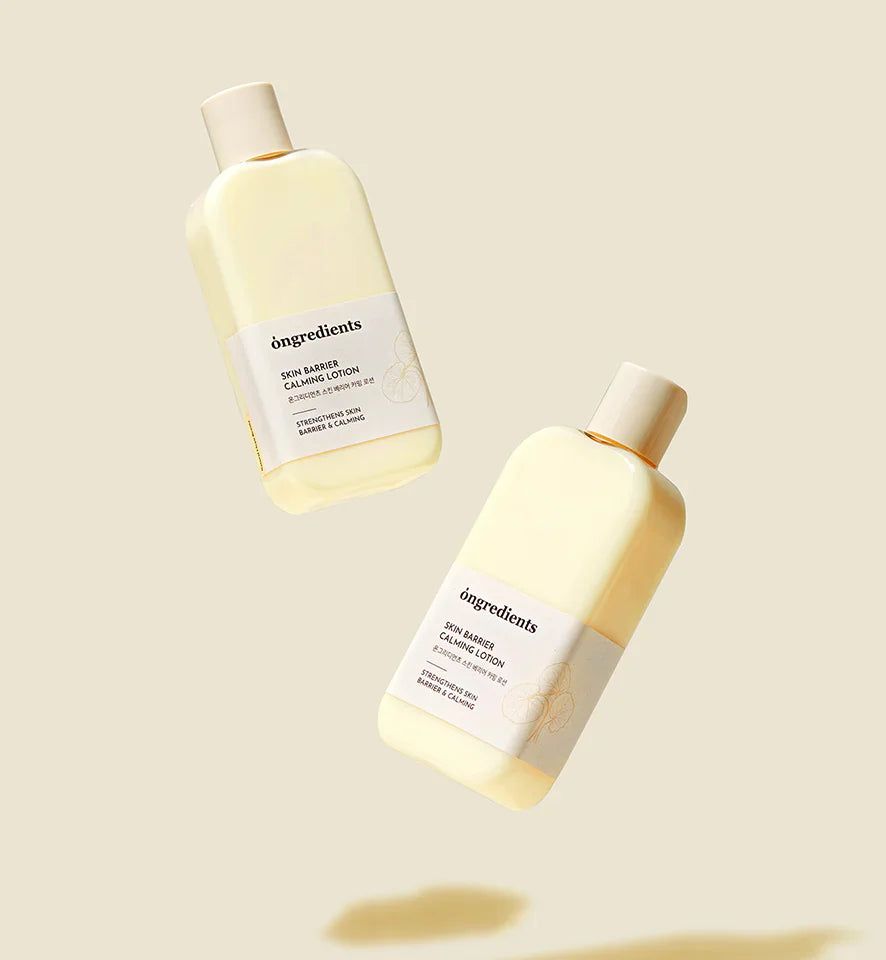 Twee flessen ONGREDIENTS Skin Barrier Calming Lotion zweven in de lucht. Versterkt en kalmeert de huid.
