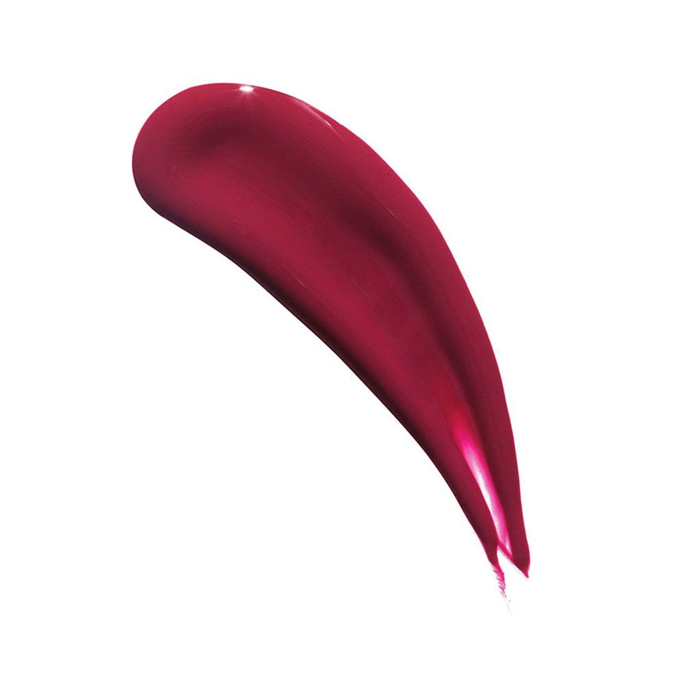 Échantillon de gloss rouge. Texture brillante, forme incurvée. Sur fond blanc.