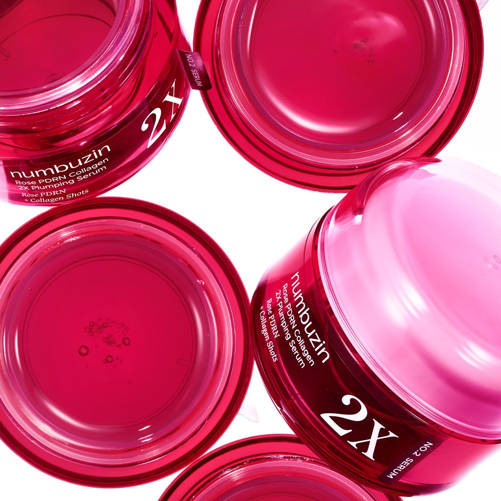 Meerdere open rode potten NUMBUZIN Rose PDRN Collagen 2X Plumping Serum.