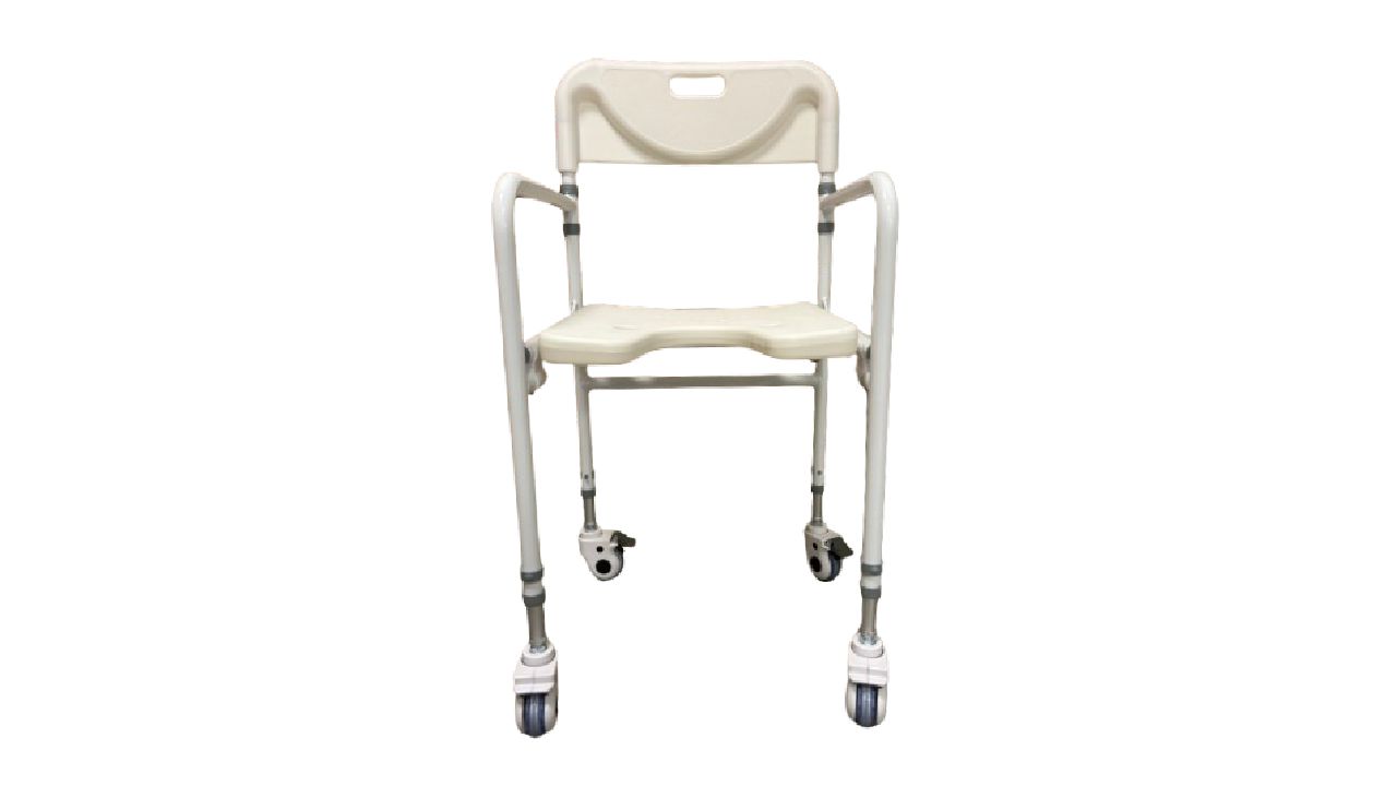 Chaise de douche pliable à roulettes. Vue de face. Siège et dossier beiges, cadre blanc, accoudoirs. Quatre roues.
