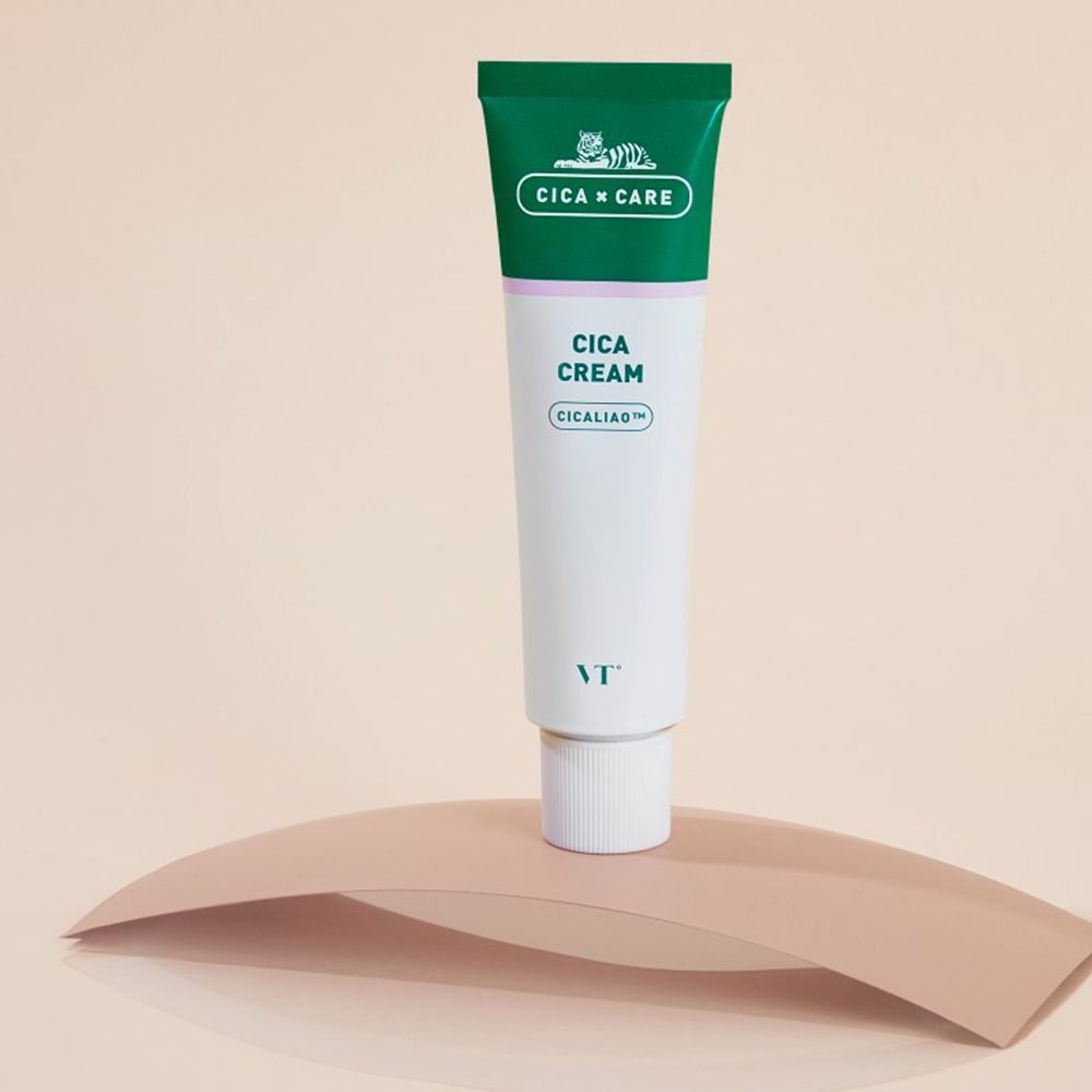 Tube blanc et vert. Inscription: CICA CREAM, CICALIAO. Marque: VT. Posé sur un fond rose.