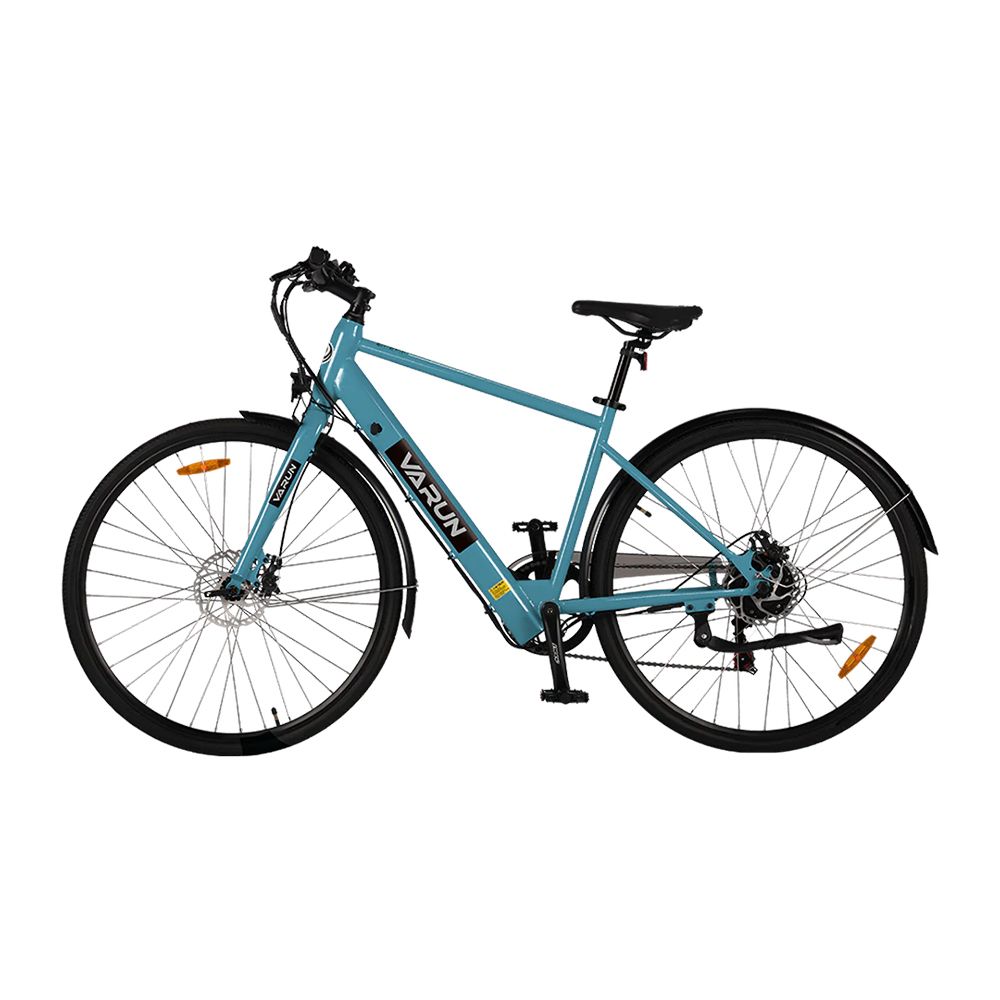 Vélo électrique bleu clair. Pneus noirs, garde-boue, freins à disque. Logo VARUN visible.