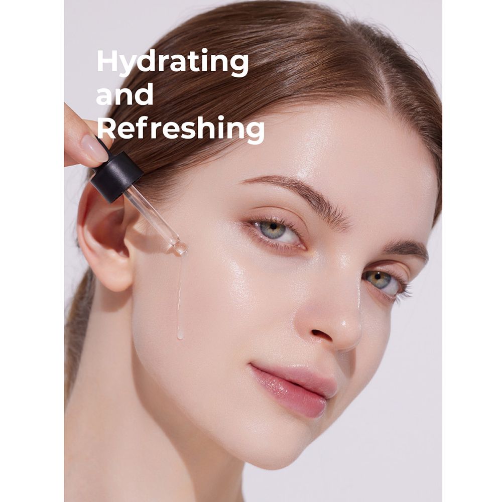 Compte-gouttes appliquant du sérum sur un visage. Inscription : ISNTREE Hyper Niacinamide 20 Serum. Visage au premier plan. Flacon noir.