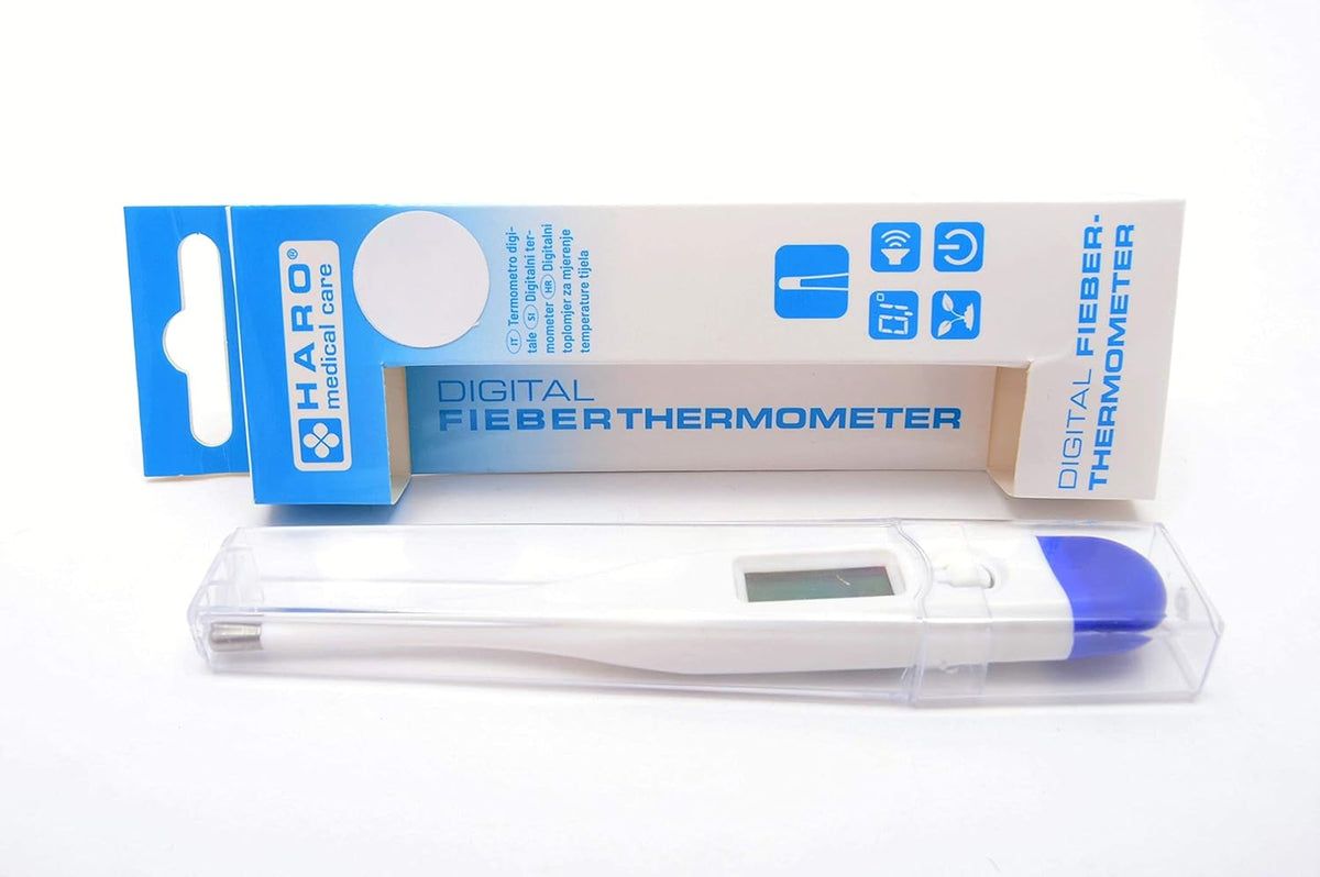 Digitale thermometer in transparante hoes. Witte thermometer met blauw uiteinde en display. Tekst: Digital Fieberthermometer. Merk HARO.