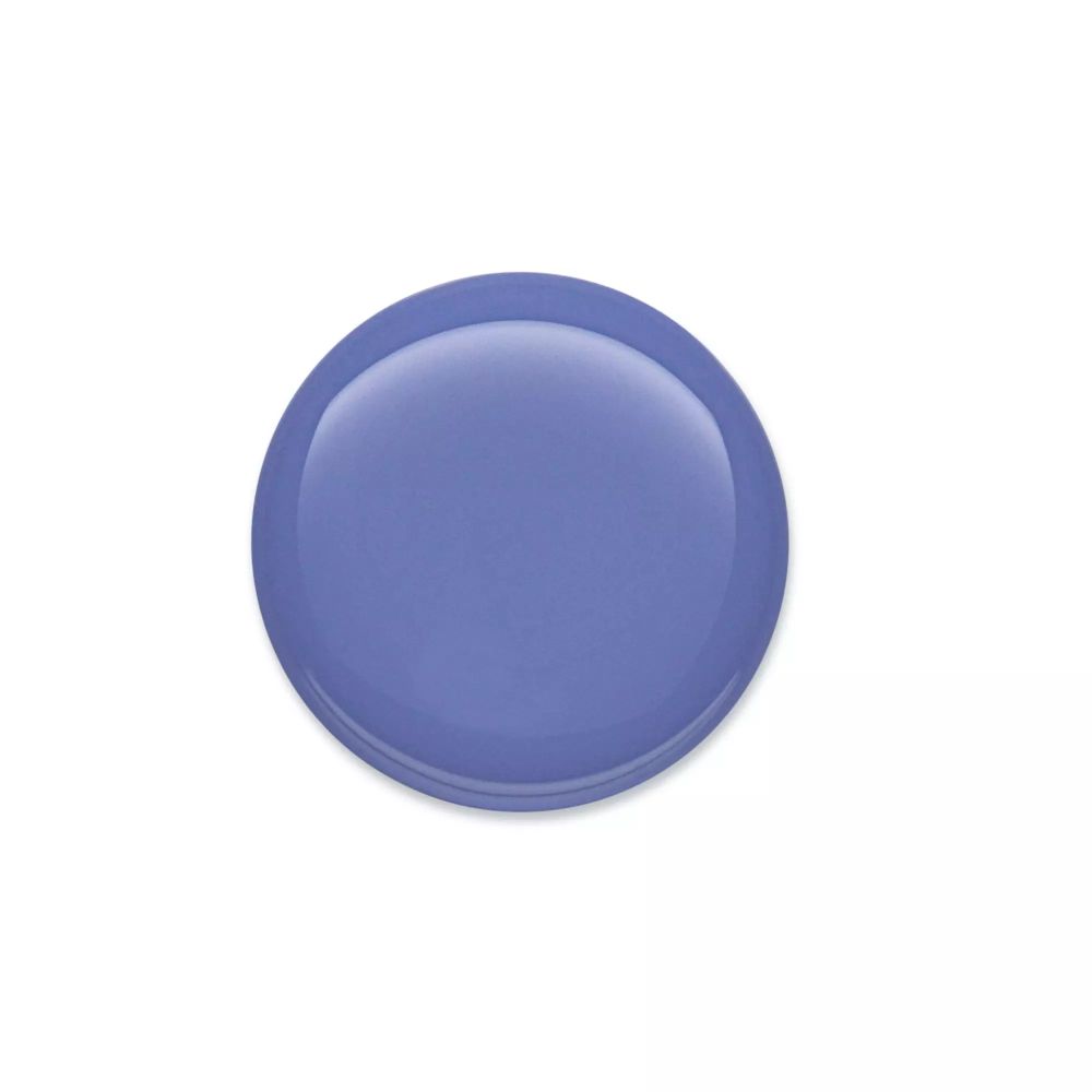 Vernis à ongles bleu clair. Forme ronde, surface brillante. Sur fond blanc.