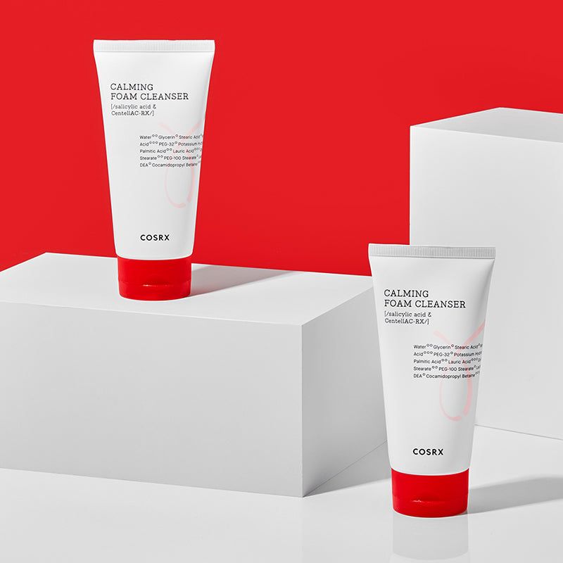 Twee witte tubes met rode dop. Opschrift: Calming Foam Cleanser, ingrediënten. Merk: COSRX.