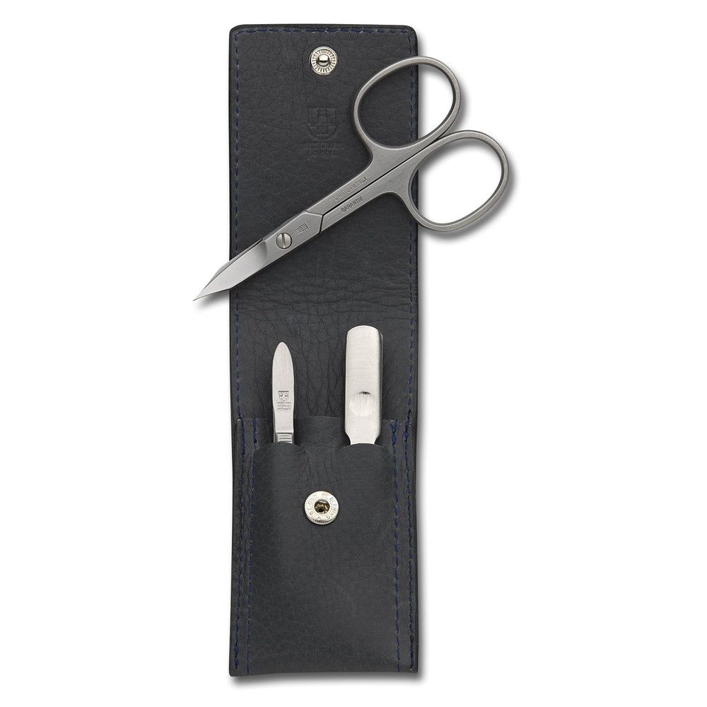 Set de manucure avec ciseaux, lime à ongles et coupe-ongles dans un étui noir. Outils en métal, étui à bouton-pression.