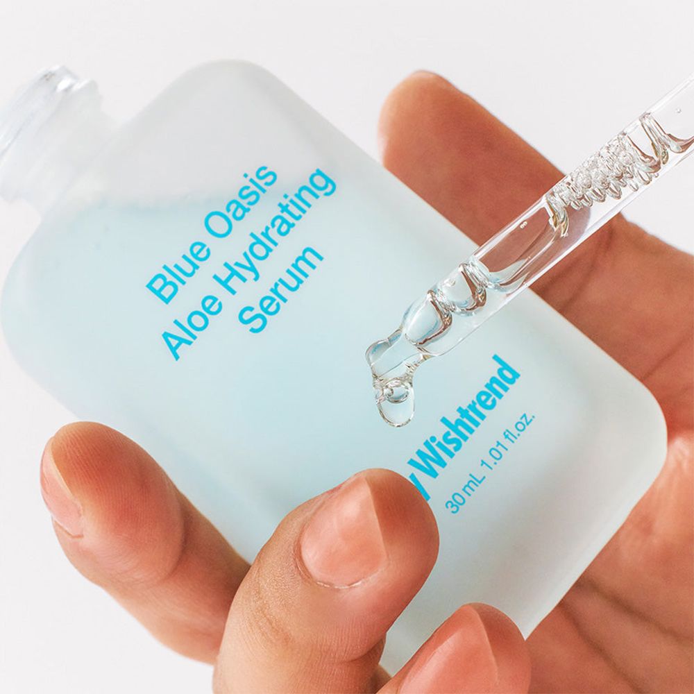 Hand houdt serumflesje met pipet. Opschrift: Blue Oasis Aloe Hydrating Serum, By Wishtrend.
