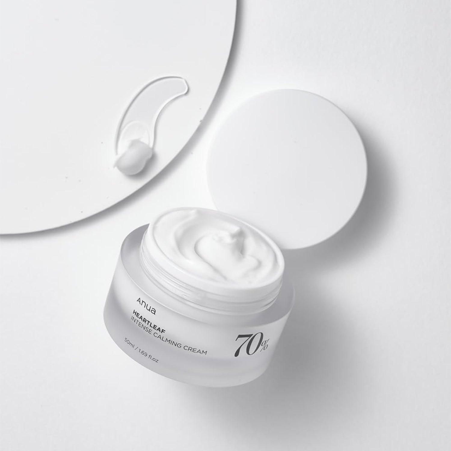 Open crème pot met deksel. Crème en spatel ernaast. Op de pot staat "70%".