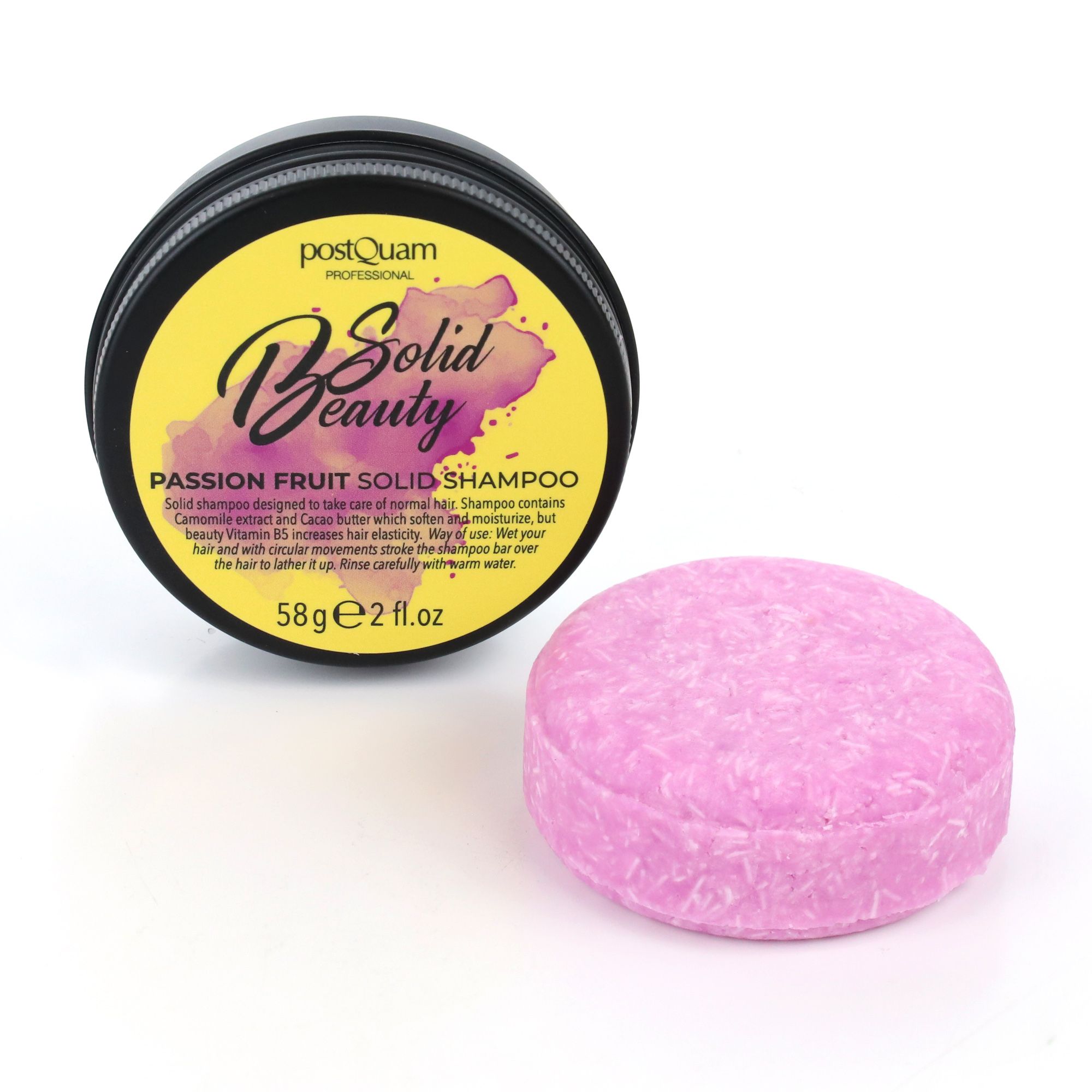 Ronde, roze vaste shampoo naast zwarte doos met gele deksel. Opschrift: B Solid Beauty, Passion Fruit Solid Shampoo.