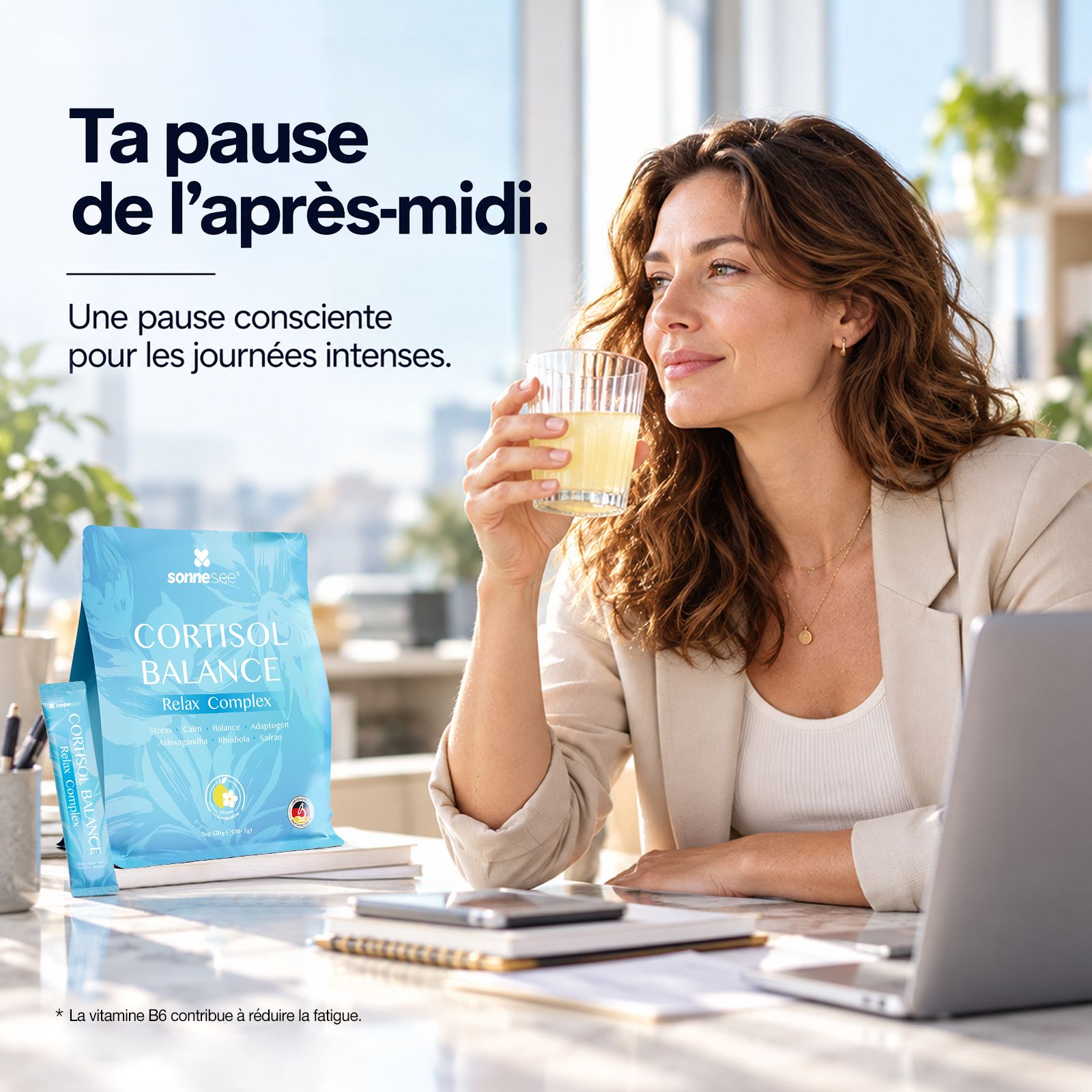 Femme buvant un verre de Cortisol Balance Relax Complex à son bureau.