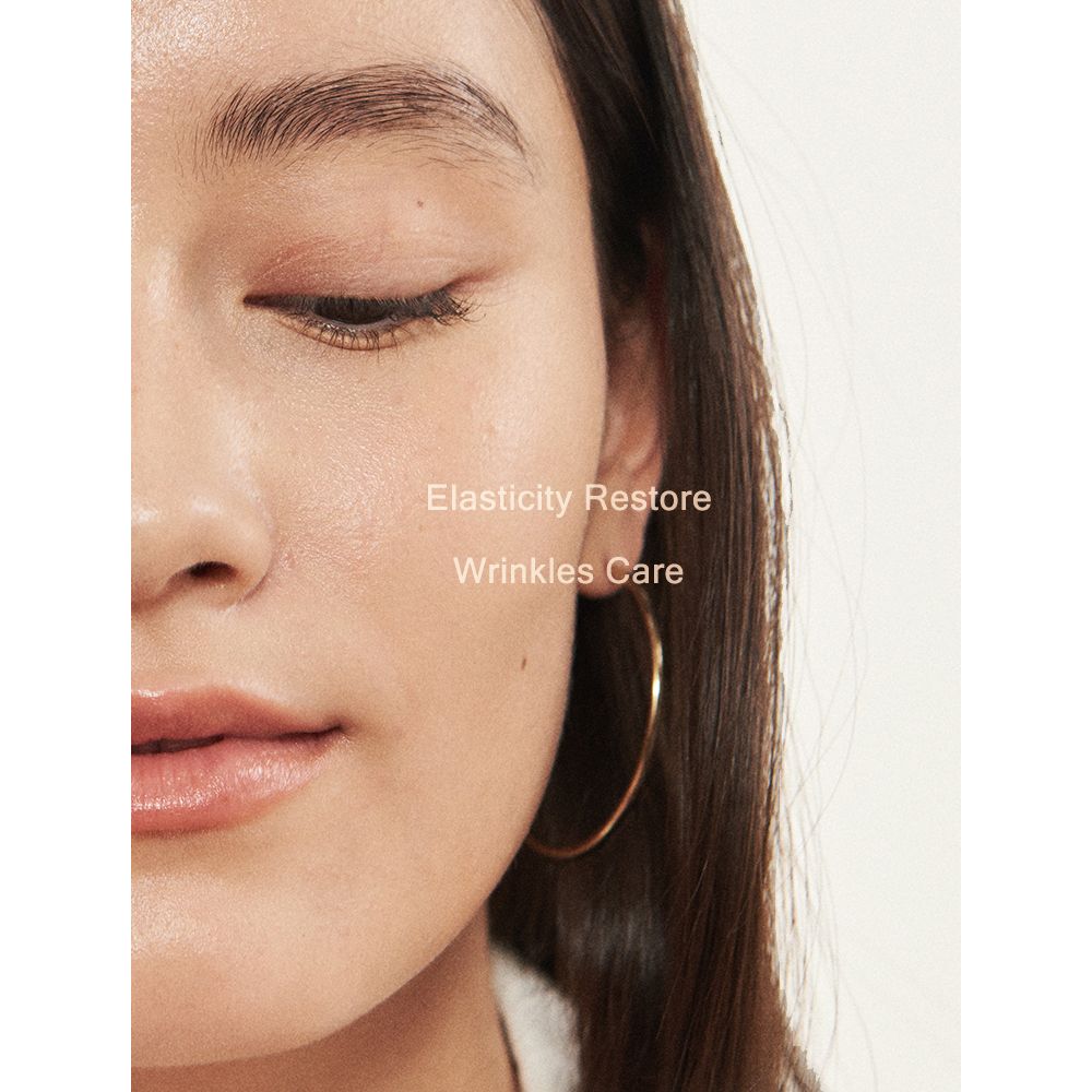 Close-up van een gezicht met een gouden oorring. Tekst: Elasticity Restore, Wrinkles Care.