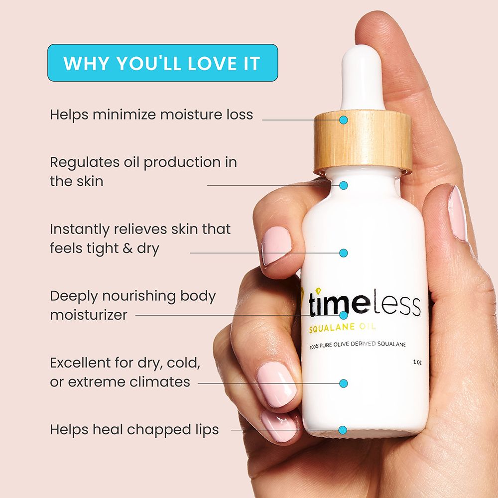 Hand die een witte fles vasthoudt met productnaam en ingrediënten. Tekst over de voordelen van het product.