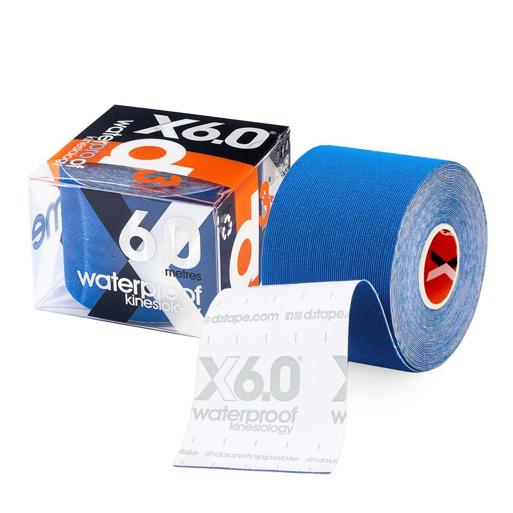 Blauwe X6.0 kinesiologietape, waterdicht, opgerold en in verpakking. Tekst op verpakking: X6.0, waterproof, kinesiology.