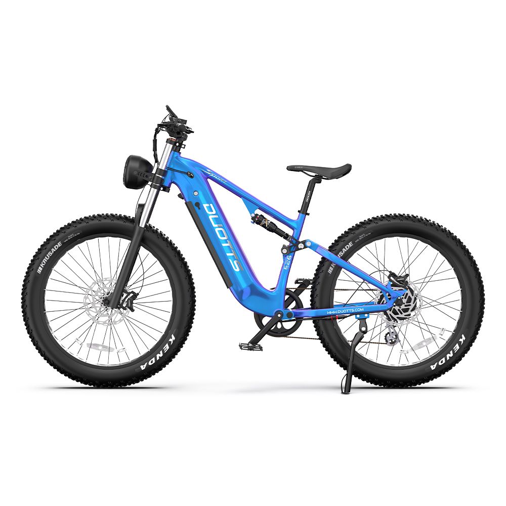 VTT électrique bleu DUOTTS E26. Pneus noirs, logo DUOTTS. Phare, suspension, selle. Pneus Kenda.