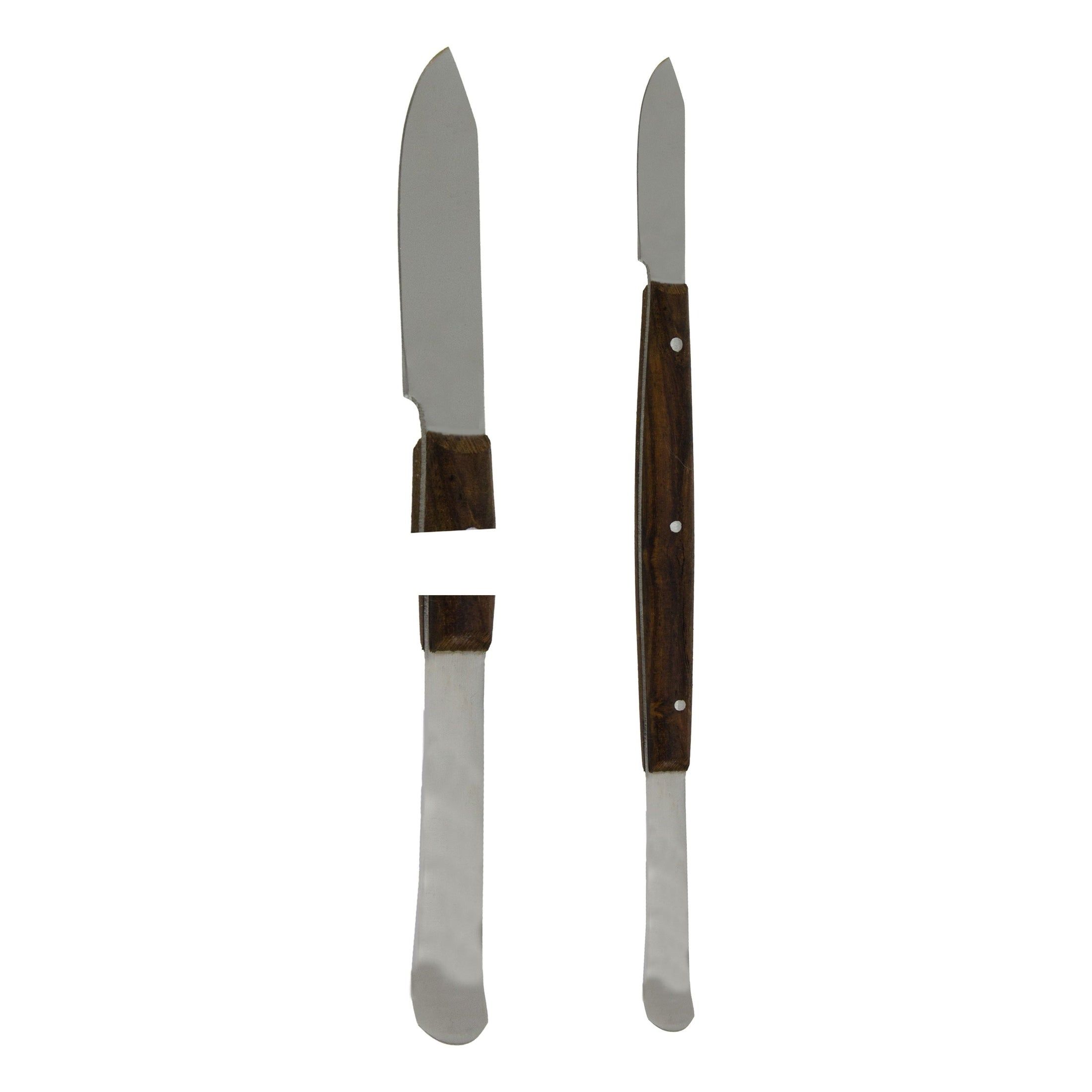Twee medische instrumenten. Een gipsknife en een crèmespatel. Beide hebben houten handvatten en metalen bladen.
