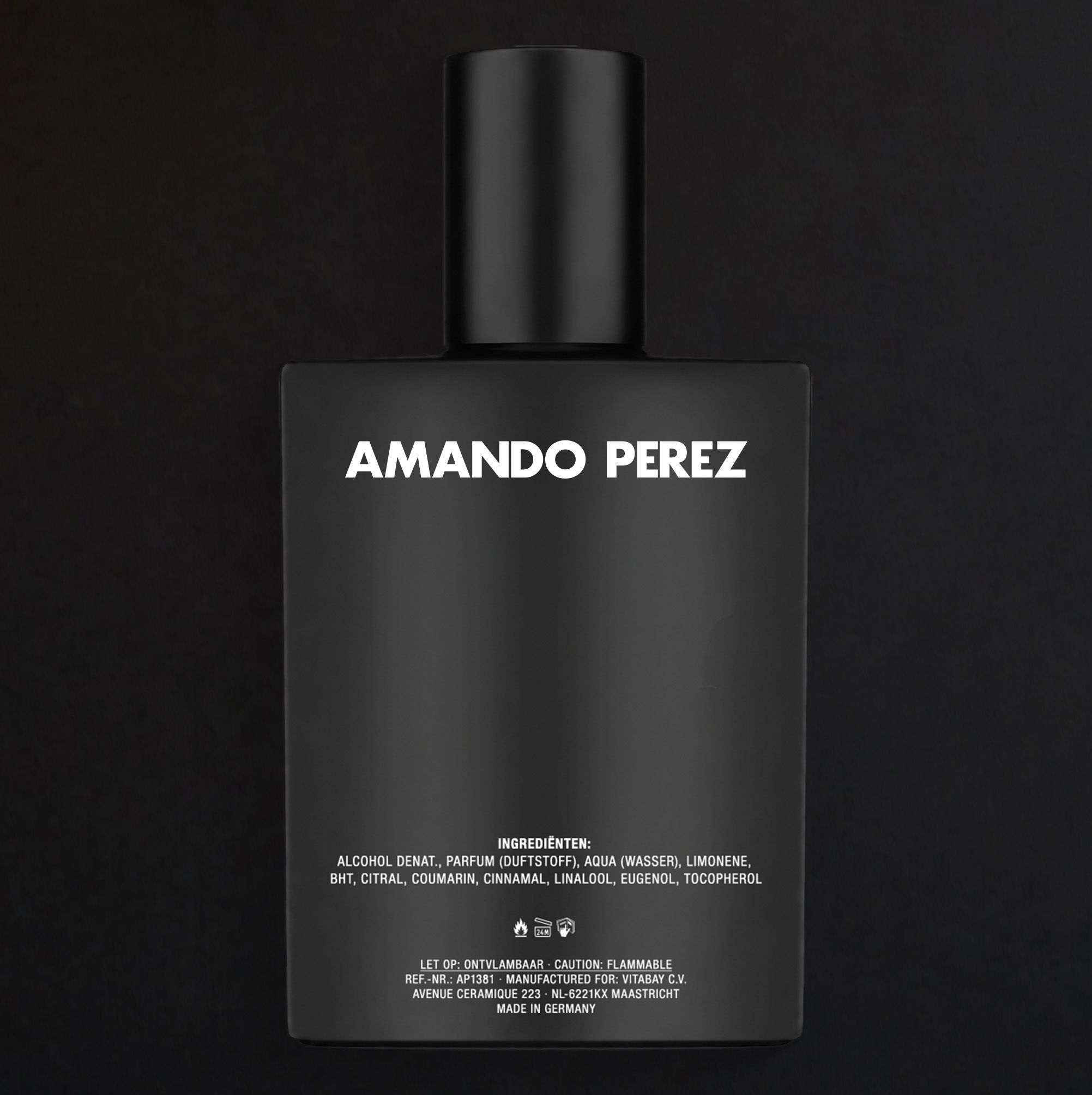 Achterkant van een zwarte flacon met ingrediënten en waarschuwingen. "Amando Perez".