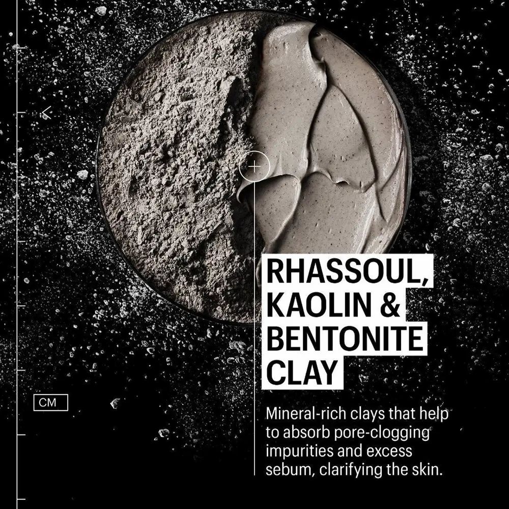 Cirkelvormig masker op zwarte achtergrond. Opschrift: Rhassoul, Kaolin & Bentoniet klei. Tekst: Minerale kleien die helpen onzuiverheden te absorberen.