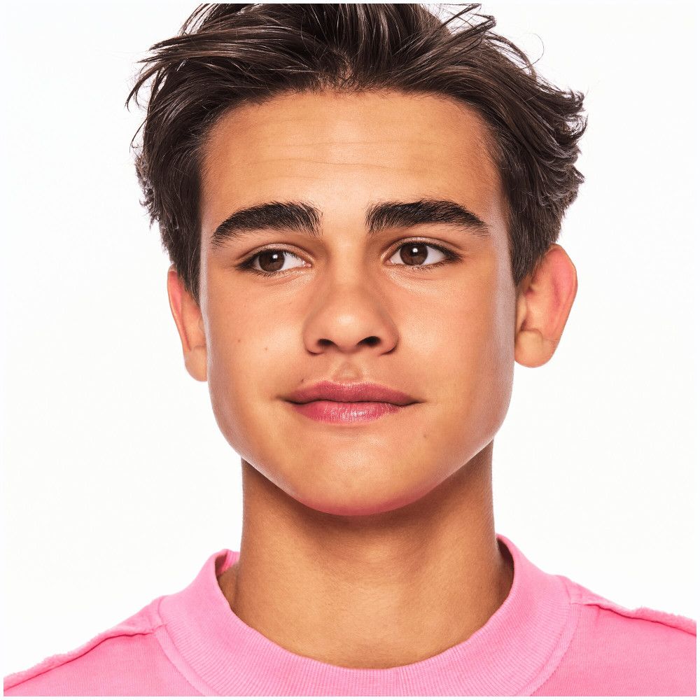 Portret van een jonge man met bruin haar en een roze T-shirt.