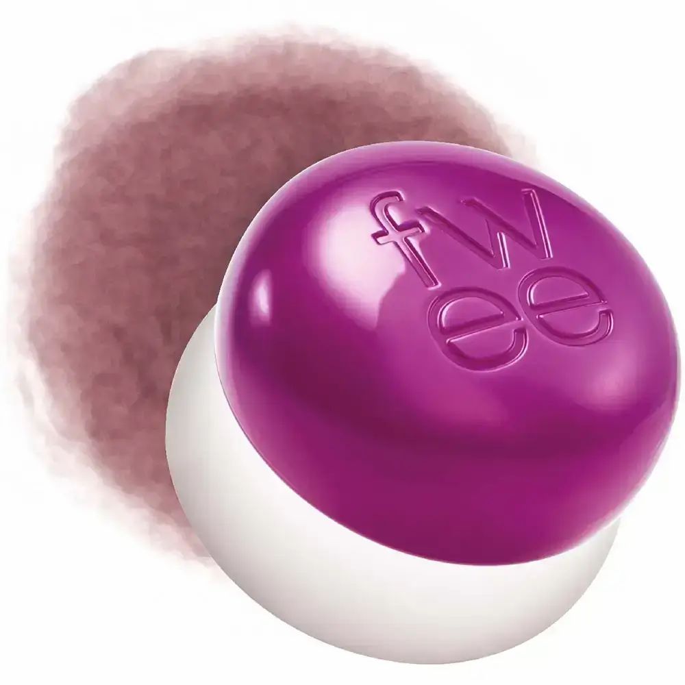 Ronde pot met paars deksel en witte bodem. Deksel draagt merknaam. Vage roze vlek op de achtergrond.