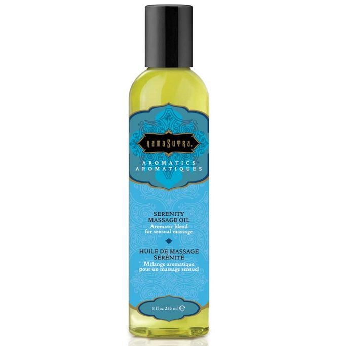 Huile de massage Kamasutra Aromatics Serenity, liquide jaune dans une bouteille transparente avec bouchon noir.