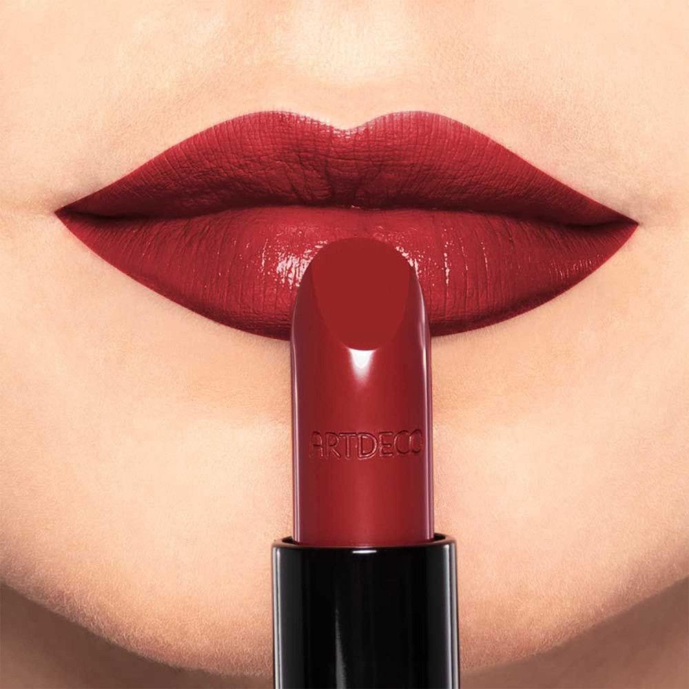 Rode lipstick voor rode lippen. Op de lipstick staat "ARTDECO".