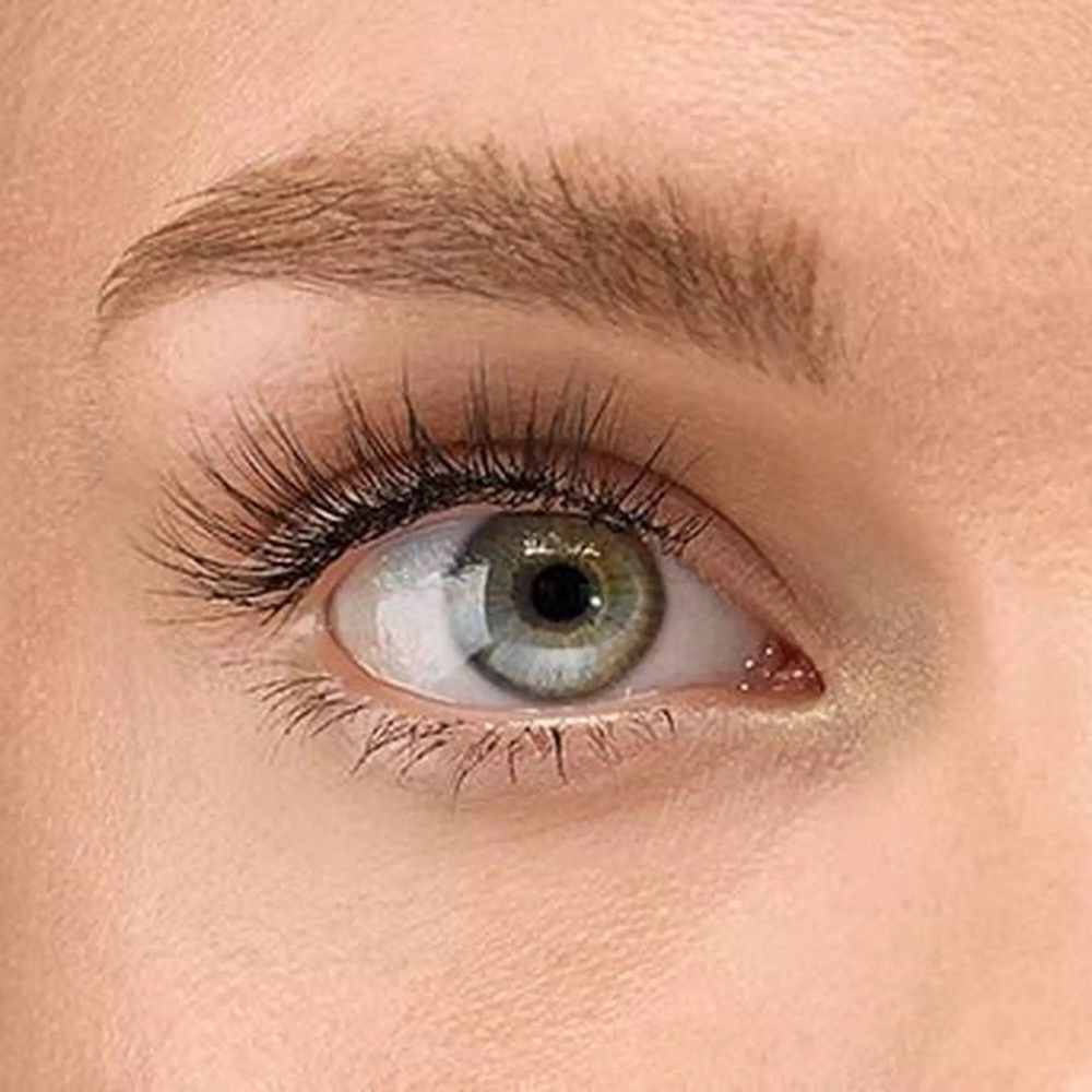 Close-up van een oog met aangebrachte valse wimpers. De wimpers zijn zwart en verlengen de natuurlijke wimpers.