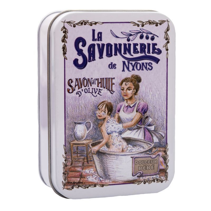 Witte metalen doos met afbeelding van badende vrouw en kind. Tekst: La Savonnerie de Nyons, Savon à l'huile d'olive, Douceur Bébé.