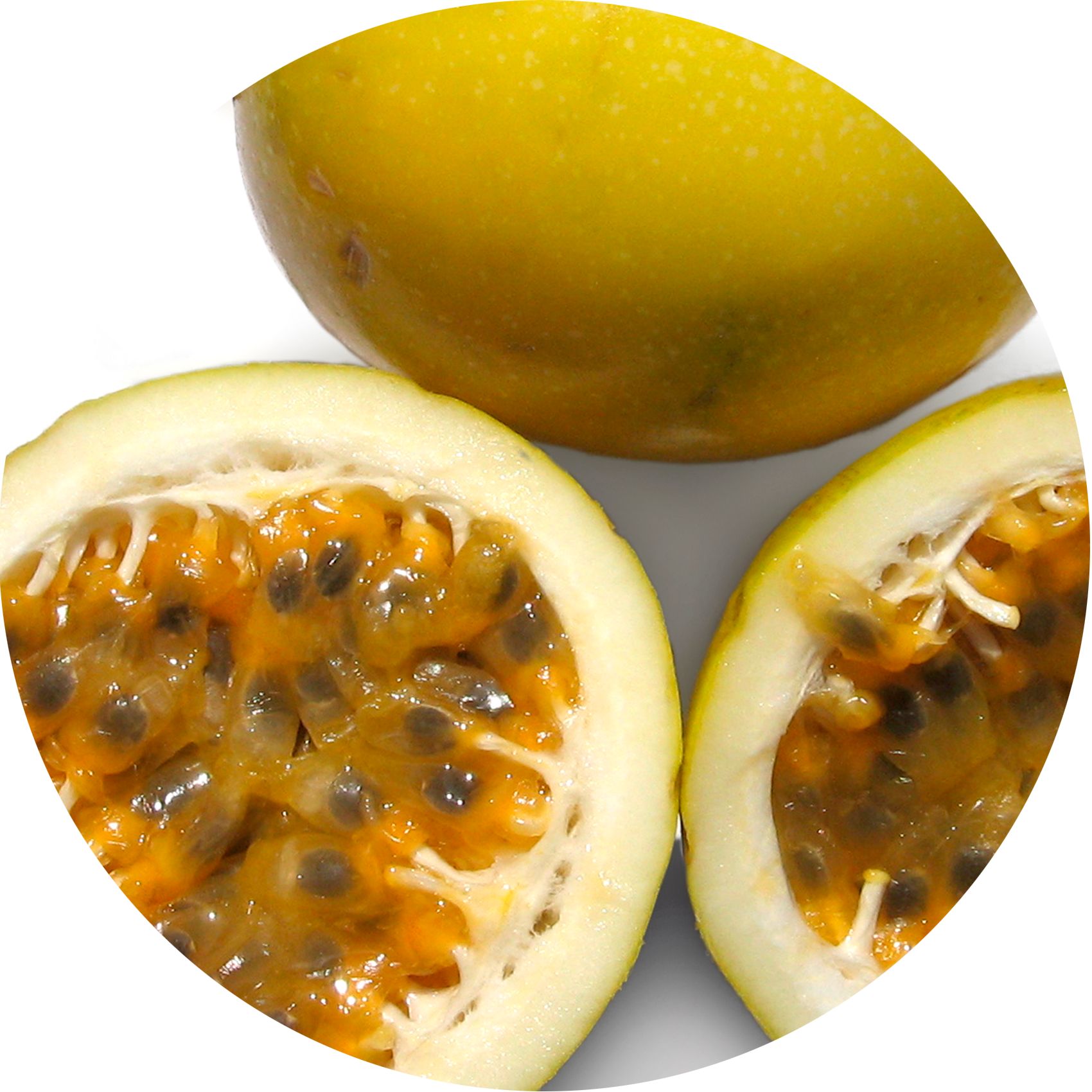 Close-up van passievruchten. Eén hele vrucht, twee gehalveerd, zaden zichtbaar. Gele schil, oranje vruchtvlees.