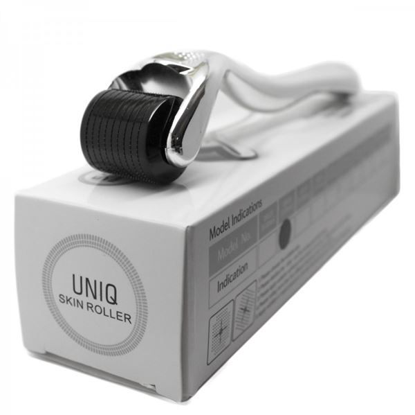 Derma roller met zilveren handvat en zwarte rolkop op de productverpakking.