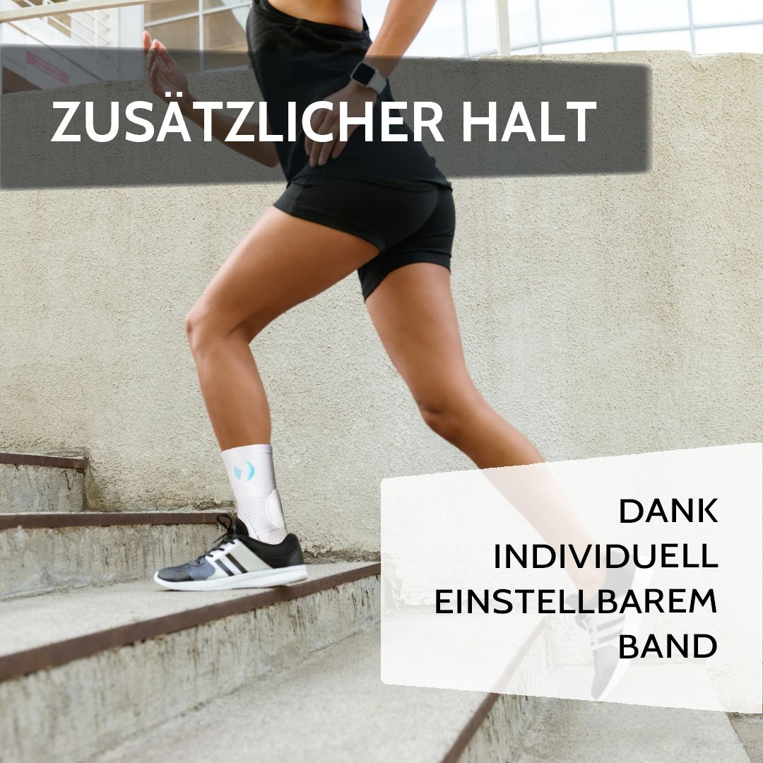 Vrouw rent trap op met enkelbrace. Wit product met blauw logo. Individueel verstelbare band.