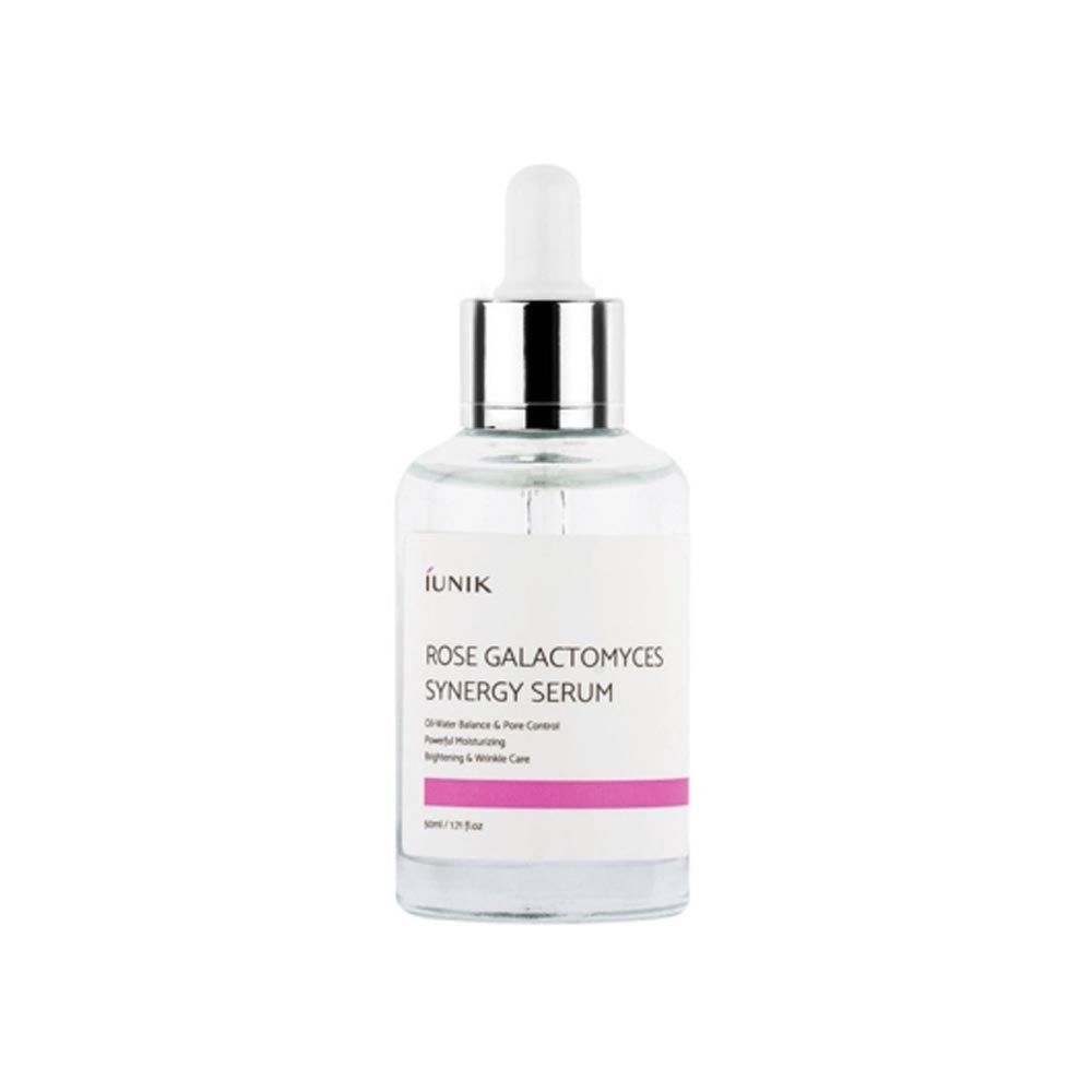 Transparante glazen fles met pipet. Opschrift: iUNIK Rose Galactomyces Synergy Serum. Roze streep en tekst.