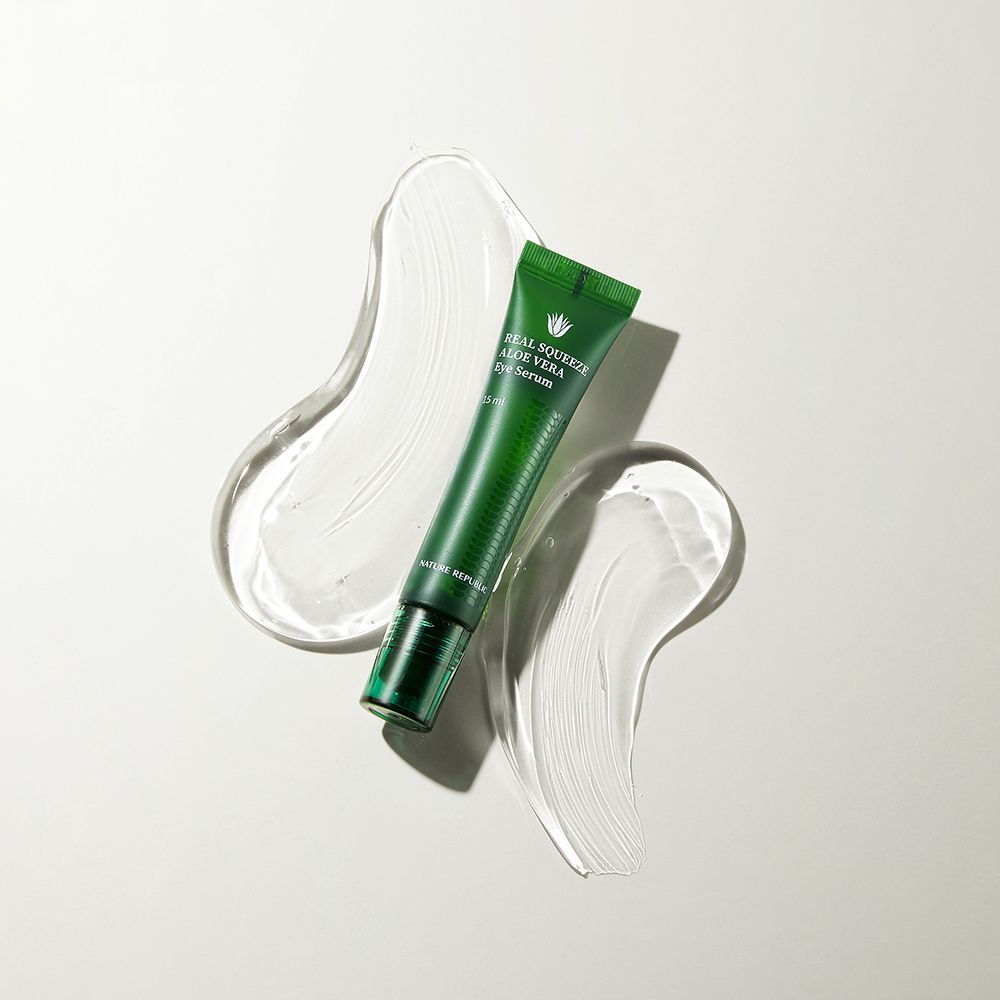 Tube vert de sérum pour les yeux à l'aloe vera sur traces de gel transparent. Texte: Real Squeeze Aloe Vera Eye Serum.