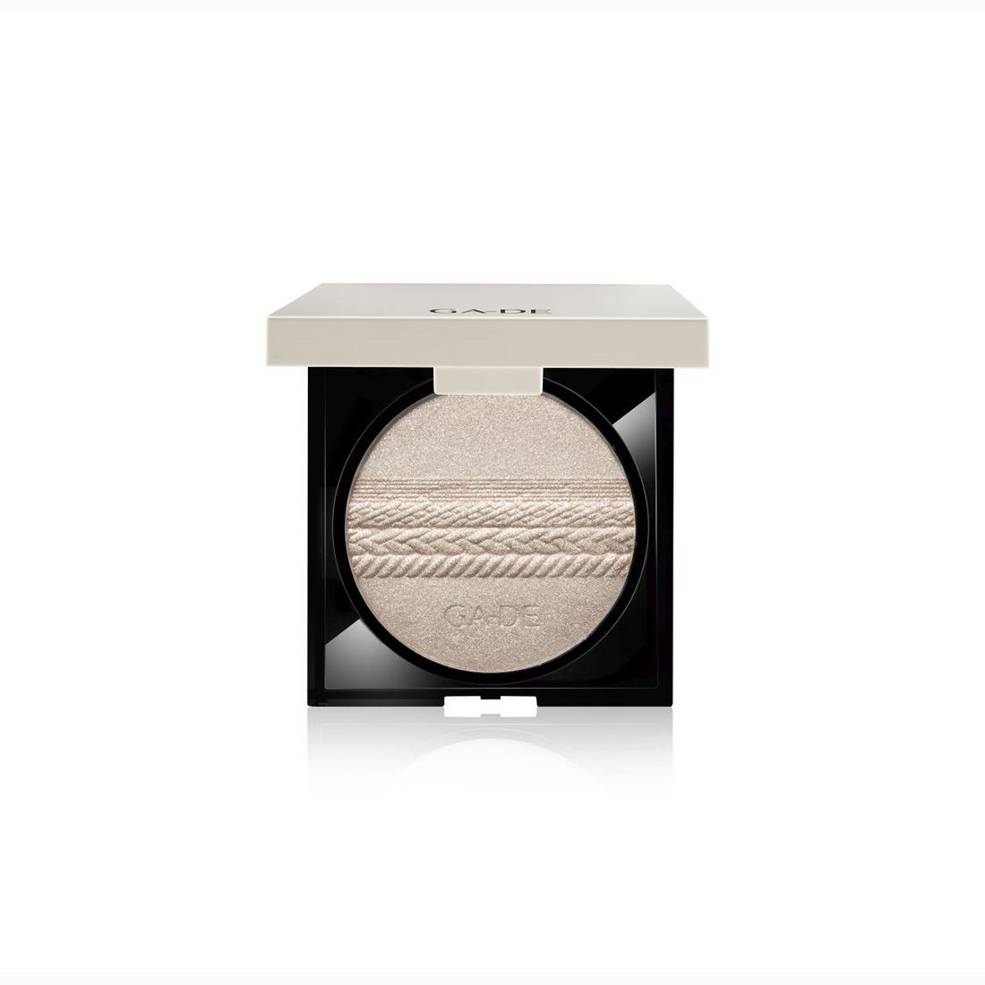 Vierkante cosmetische doos met licht poeder. Deksel lichtbeige, doos zwart. Poeder heeft een gevlochten patroon.