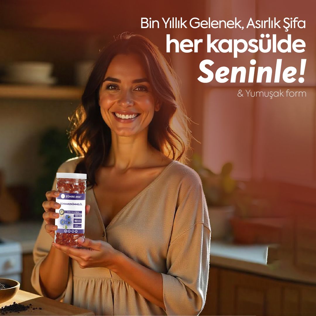 Vrouw houdt een fles met rode capsules vast. Het etiket toont bosbessen en Turkse tekst.