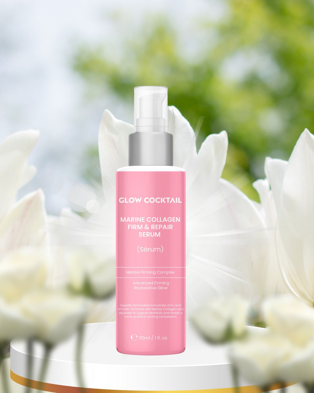 Flacon de sérum rose sur piédestal devant fond flou. Inscription : Glow Cocktail, Marine Collagen Firm & Repair Serum. Contient du texte sur les ingrédients.