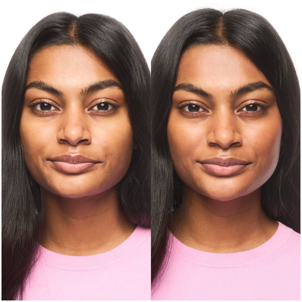 Comparaison avant-après de deux visages. Gauche : sans maquillage. Droite : maquillée. Les deux femmes ont les cheveux foncés et portent des hauts roses.