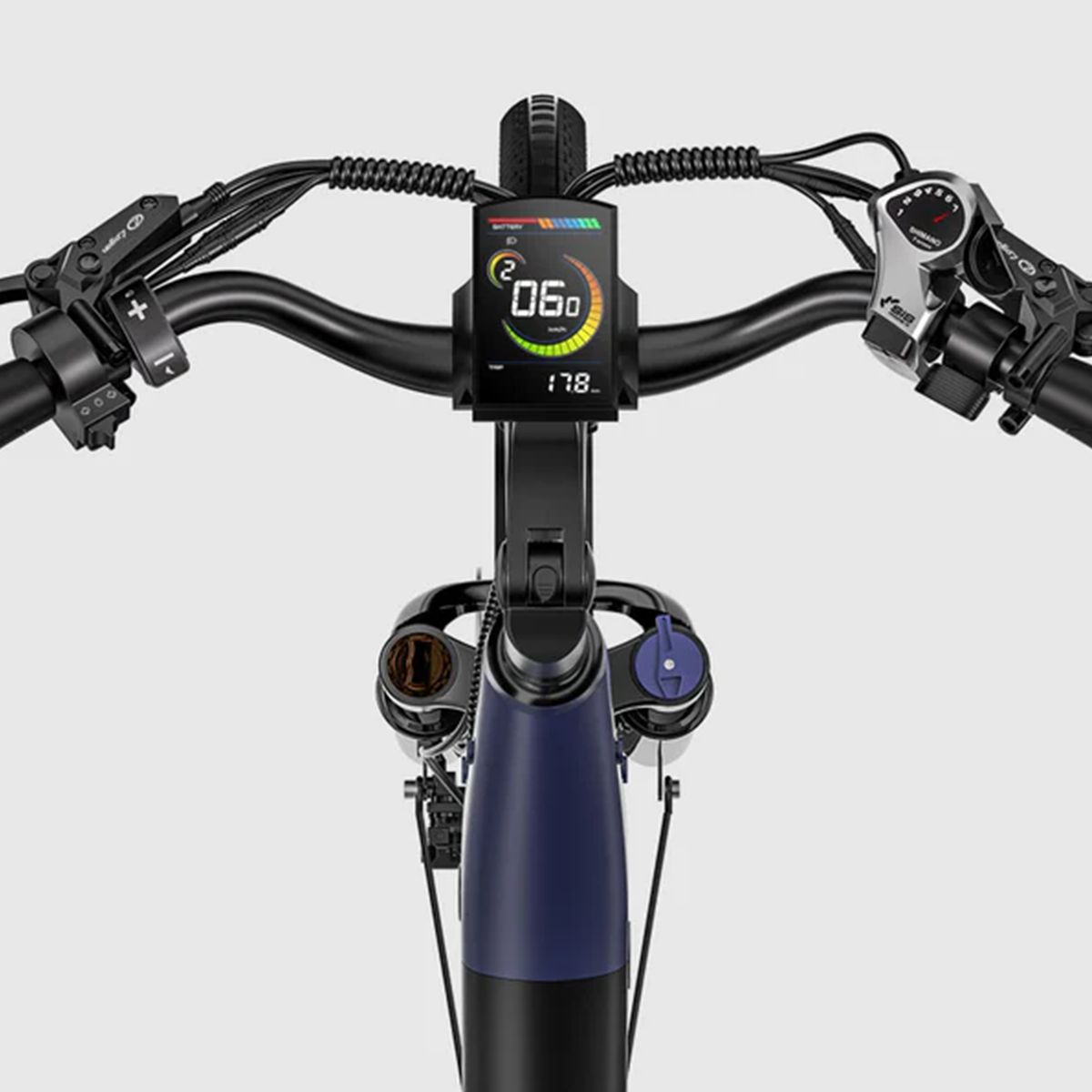 Guidon de vélo avec écran, commandes et câbles. Affichage de la vitesse et informations batterie.