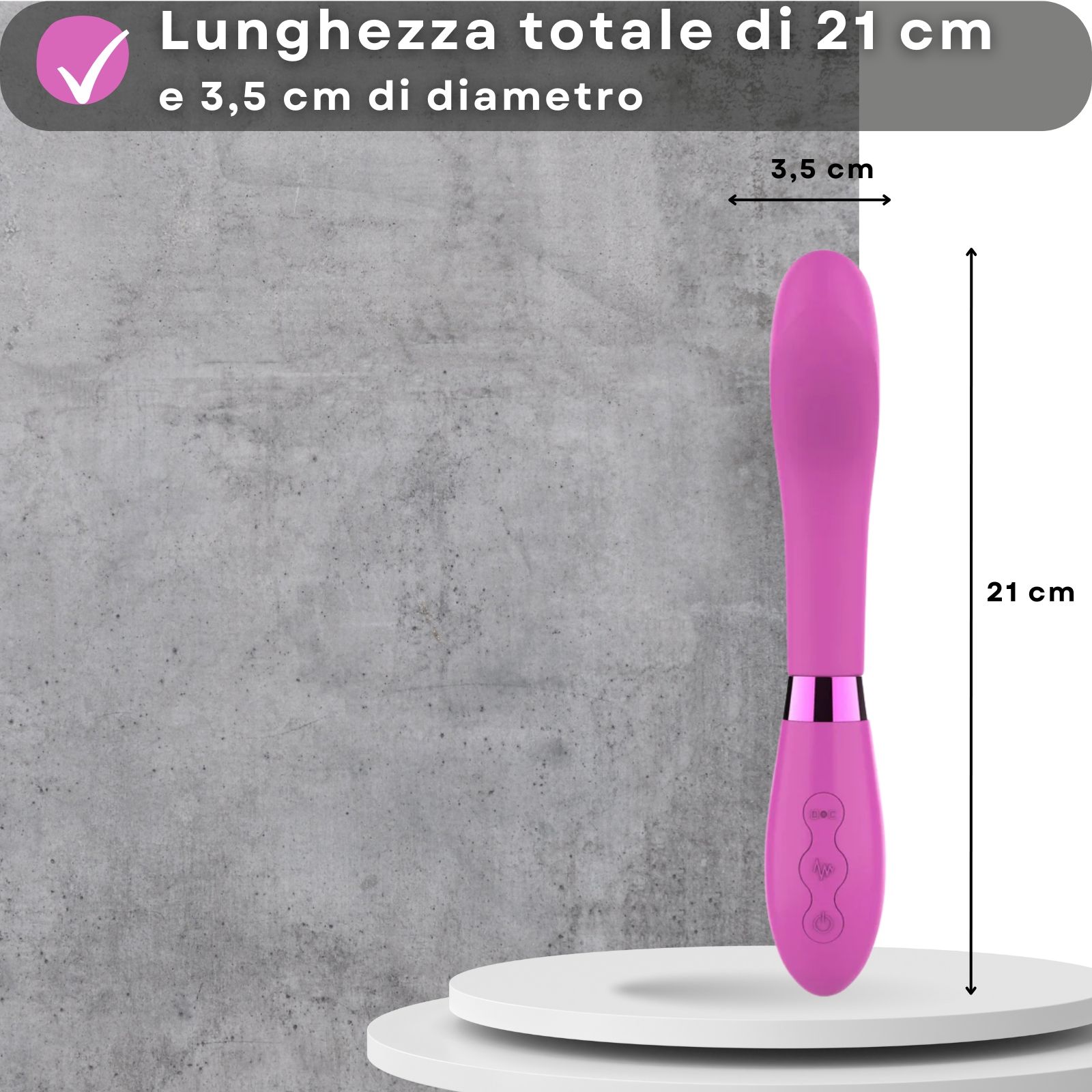 Roze vibrator. Tekst: 21cm lang en 3,5cm diameter. Op een sokkel. Afmetingen weergegeven.