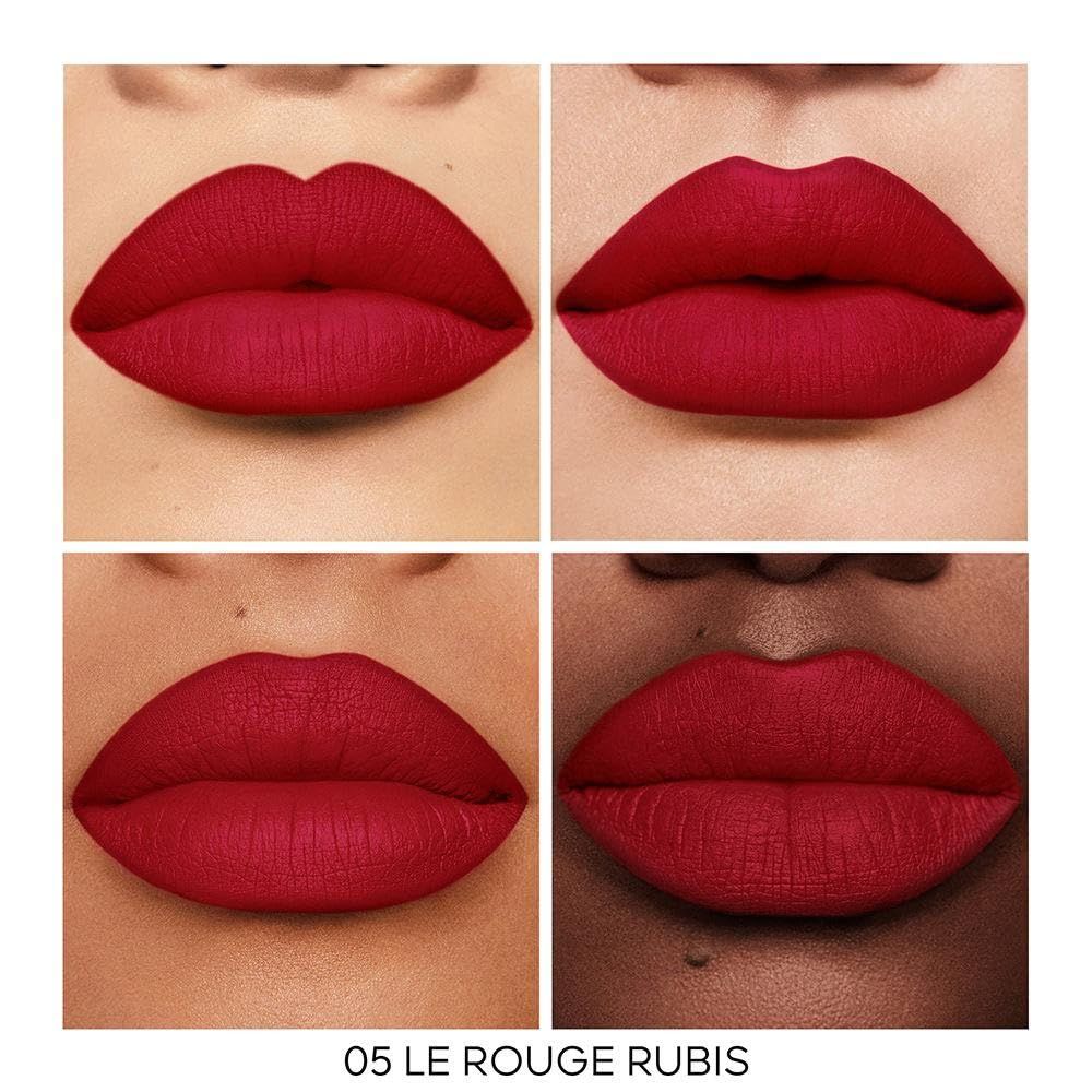 Quatre gros plans de lèvres avec rouge à lèvres rouge. Texte: 05 LE ROUGE RUBIS.